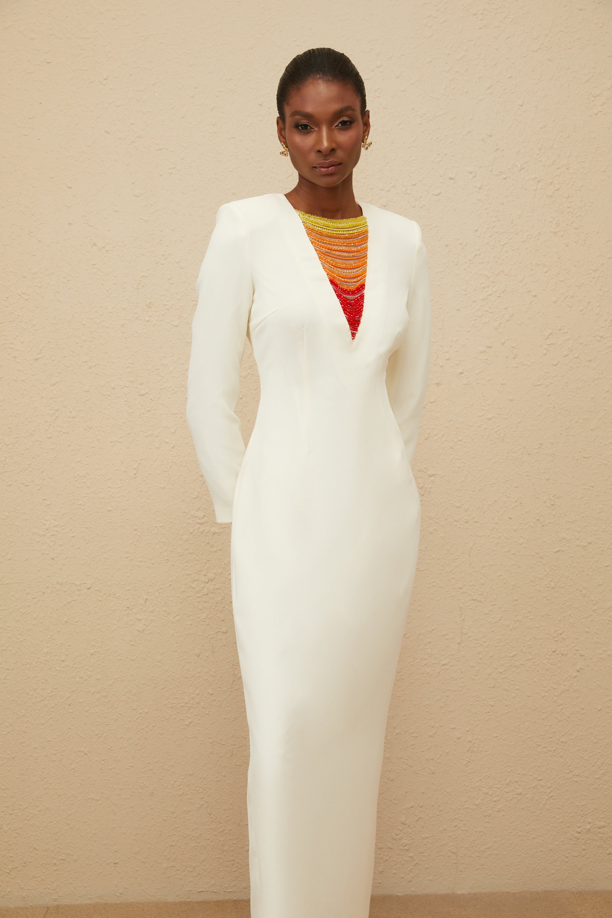 فستان ماكسي روزي أبيض مزين بأحجار الراين والخرز