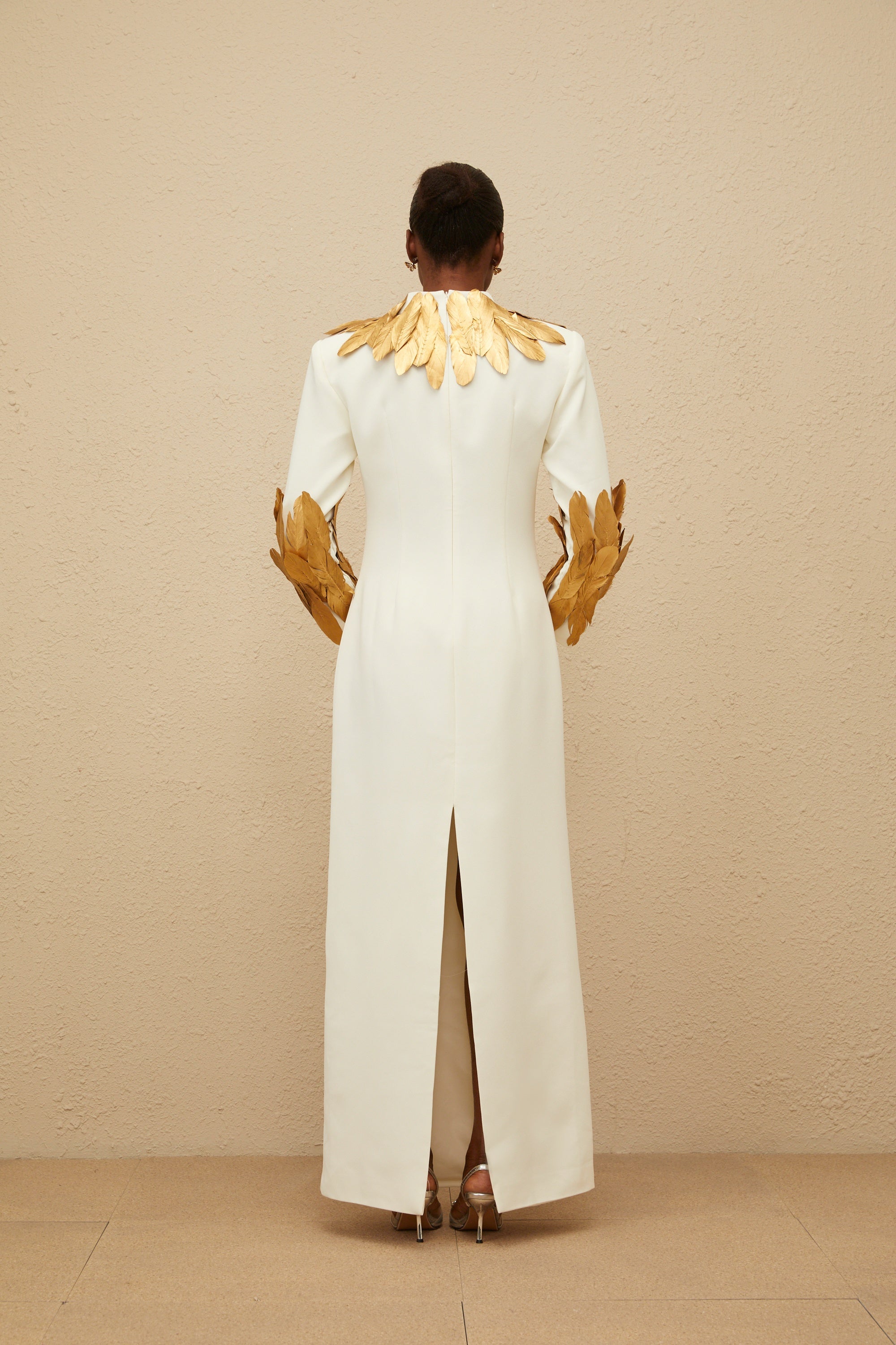 فستان ماكسي أبيض مزين بالريش