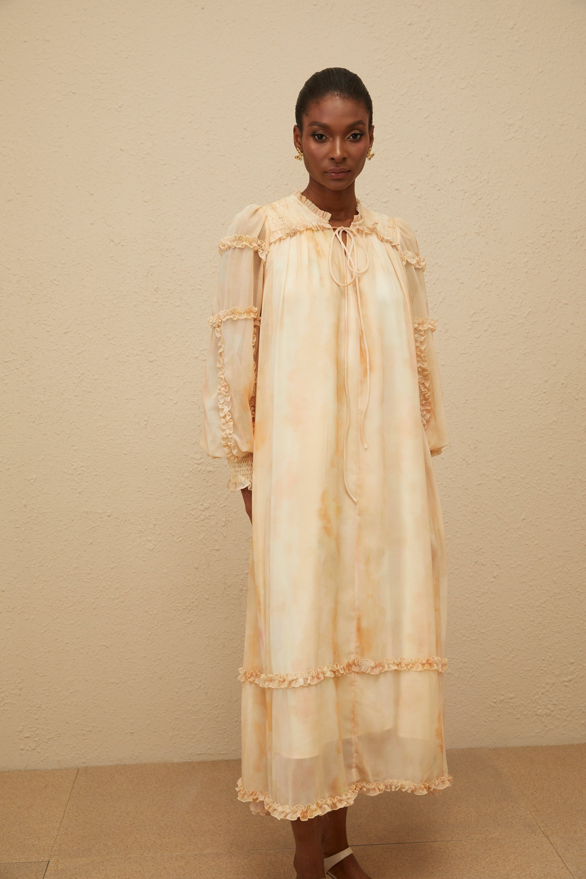 فستان ليكوليت متوسط ​​الطول بيج مكشكش ومصبوغ بالتاي داي