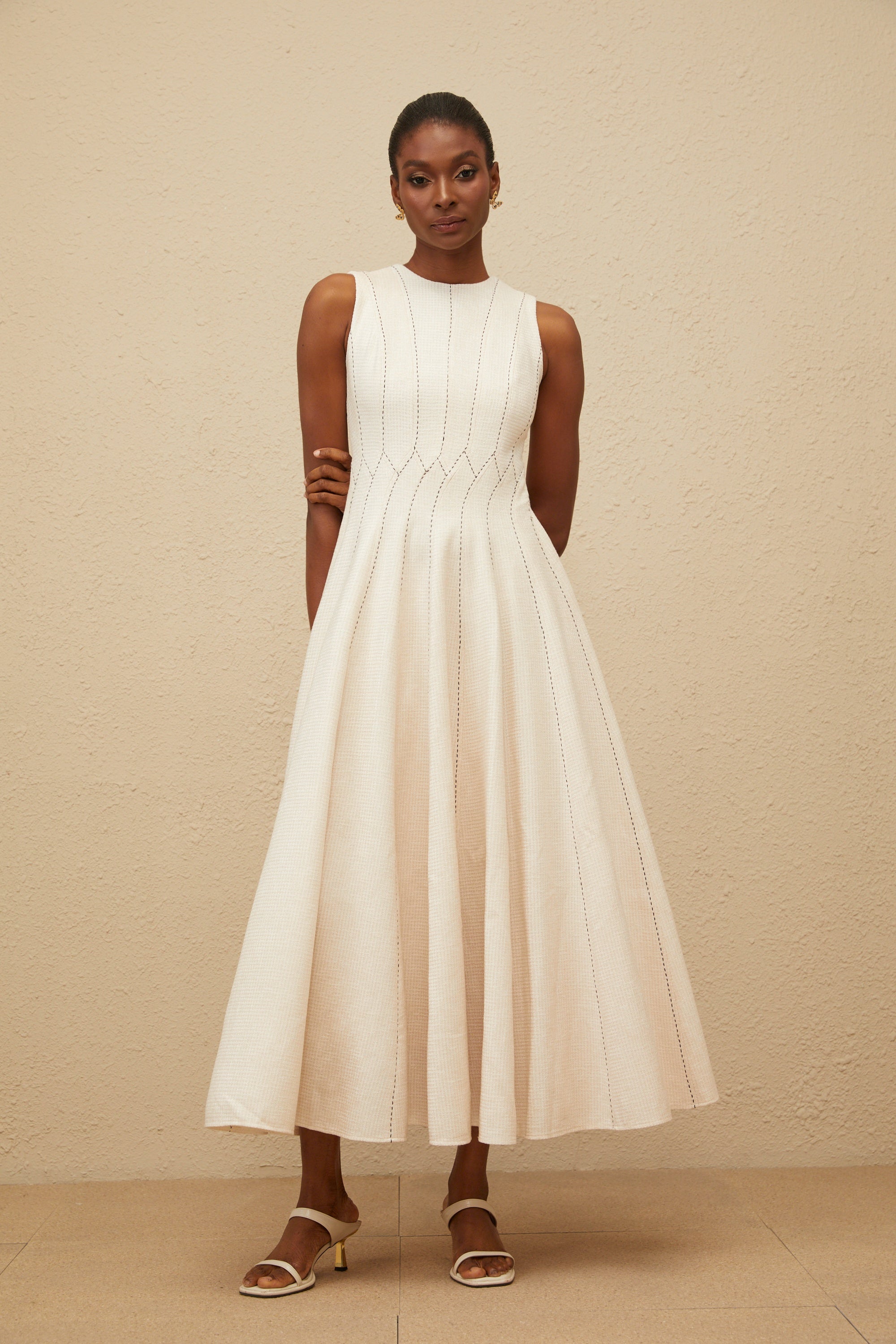 فستان متوسط ​​الطول من ديليكاتيس، محايد، مكشكش، منقوش