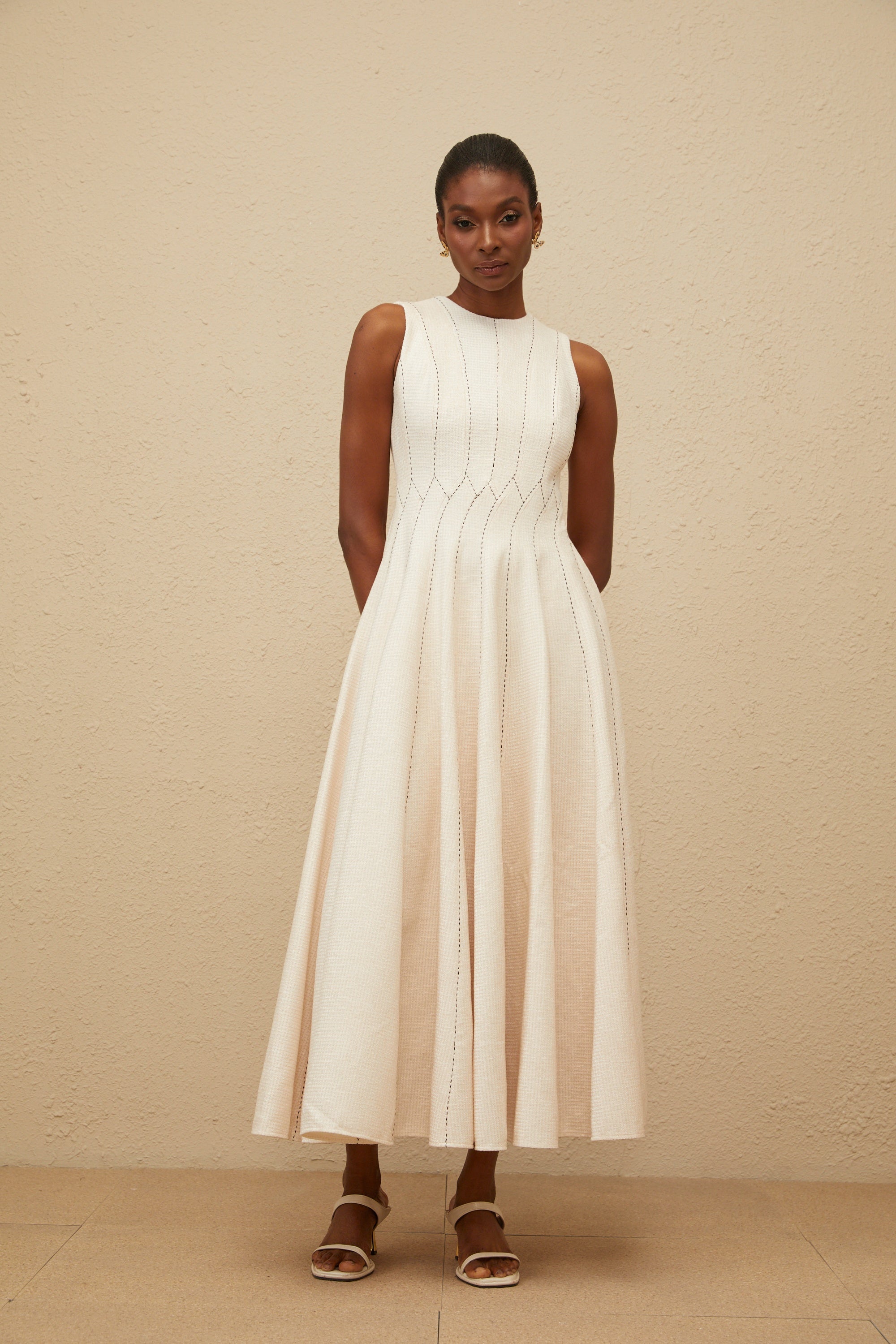 فستان متوسط ​​الطول من ديليكاتيس، محايد، مكشكش، منقوش