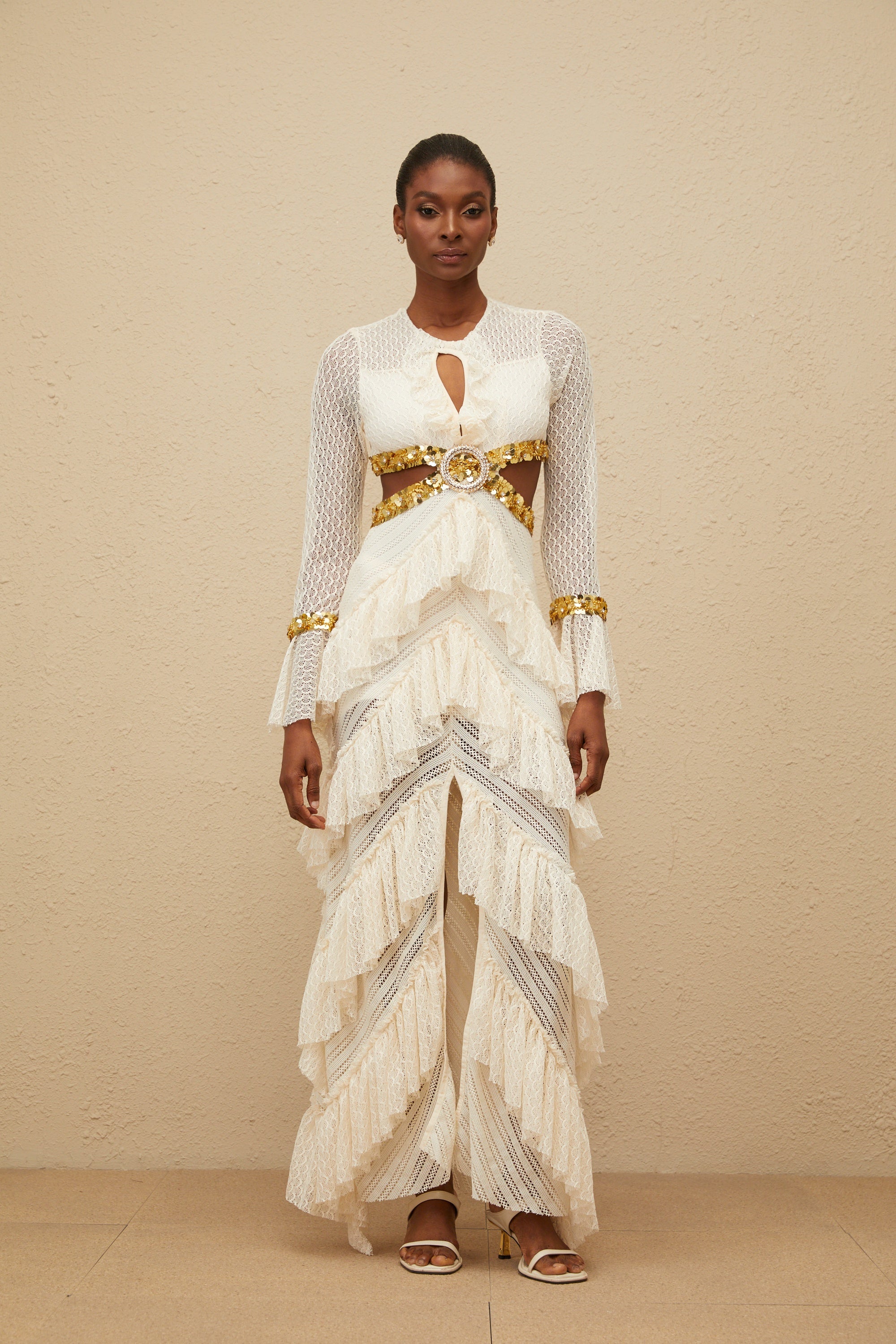 فستان دوريه ماكسي من الدانتيل والترتر مع كشكش محايد