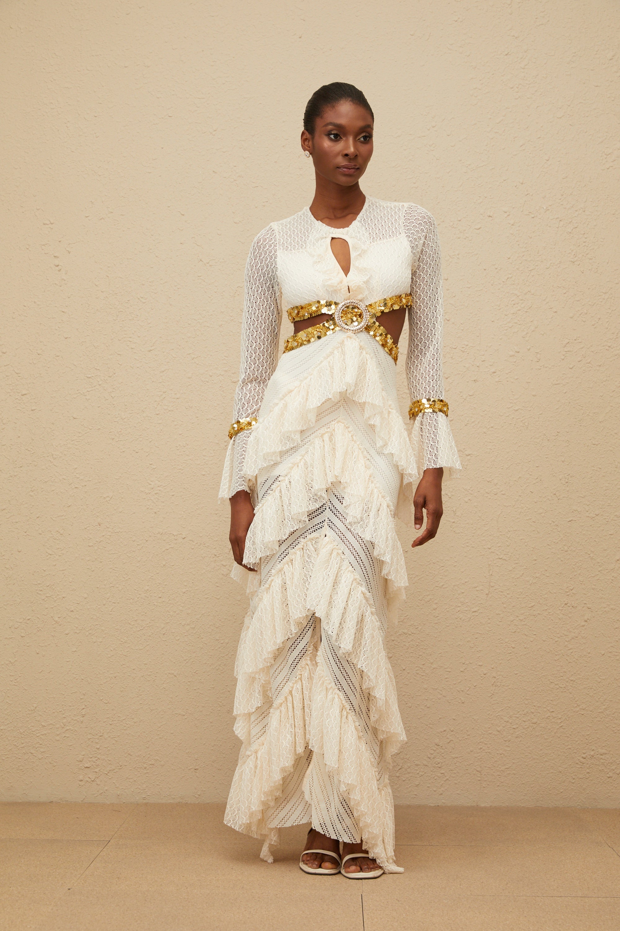 فستان دوريه ماكسي من الدانتيل والترتر مع كشكش محايد