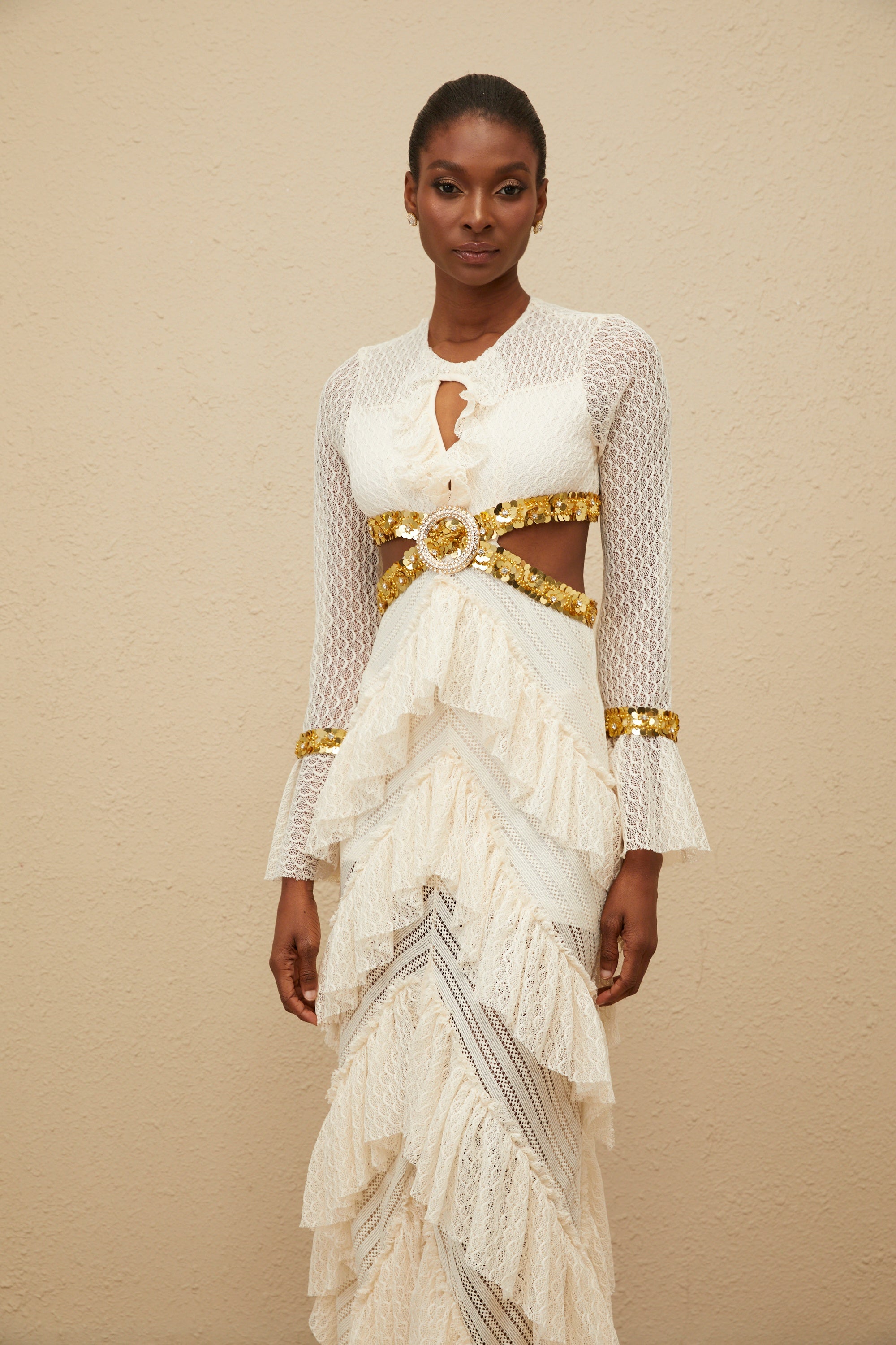 فستان دوريه ماكسي من الدانتيل والترتر مع كشكش محايد