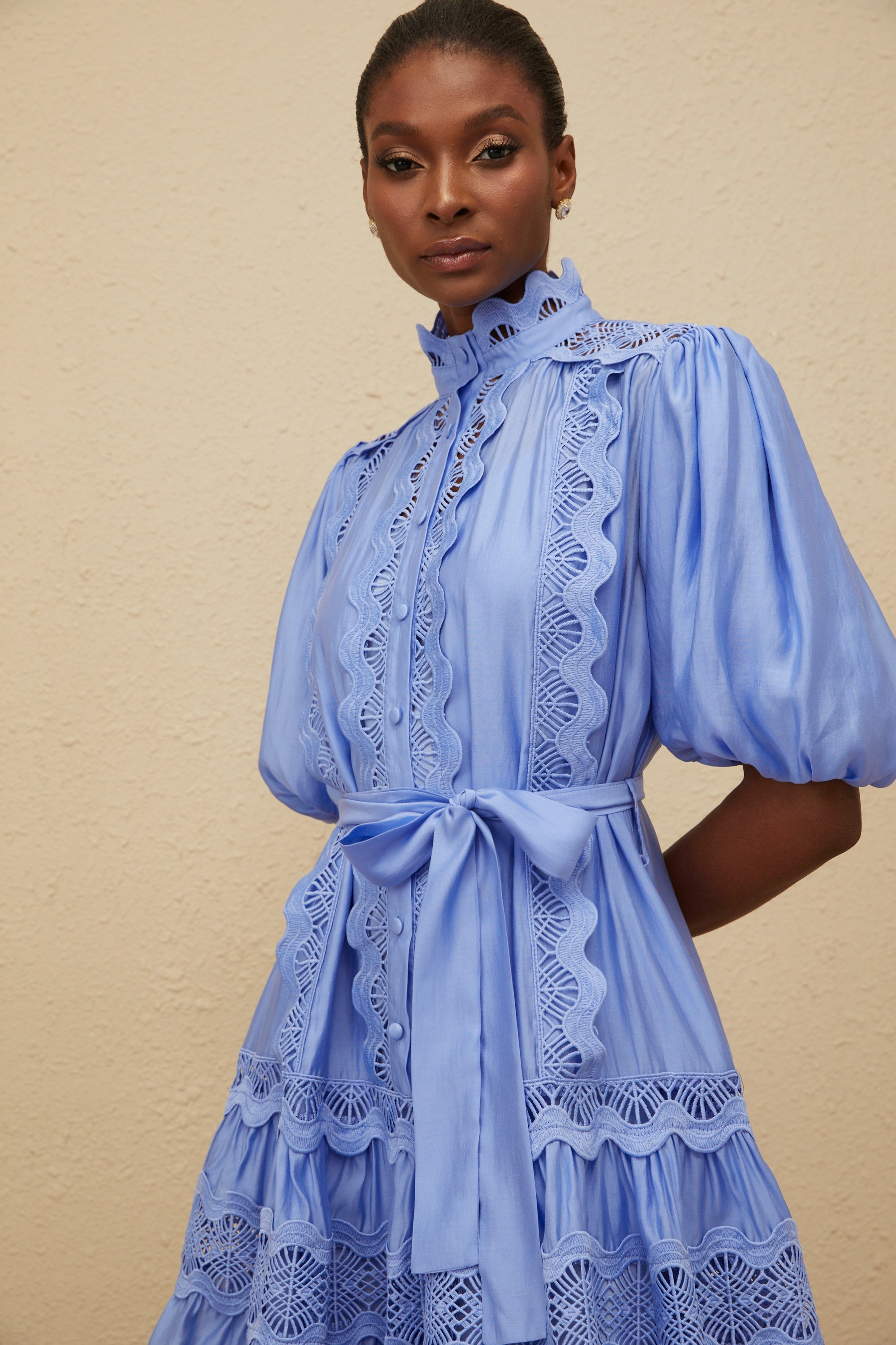 فستان قصير متعدد الطبقات من Poema باللون الأزرق، مطرز بزخارف مقطوعة 