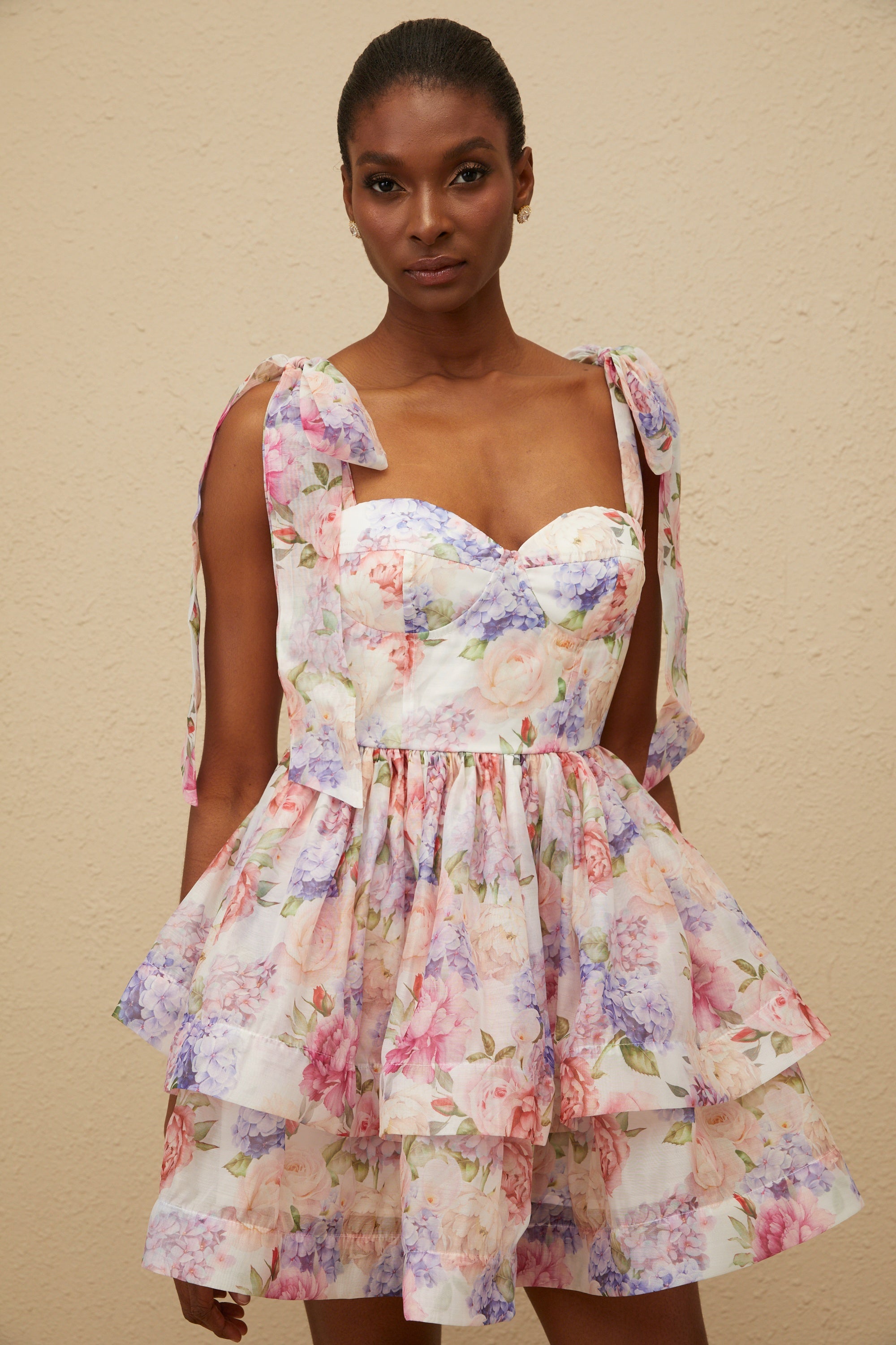 فستان قصير بطبعة زهور من Hélène وردي اللون