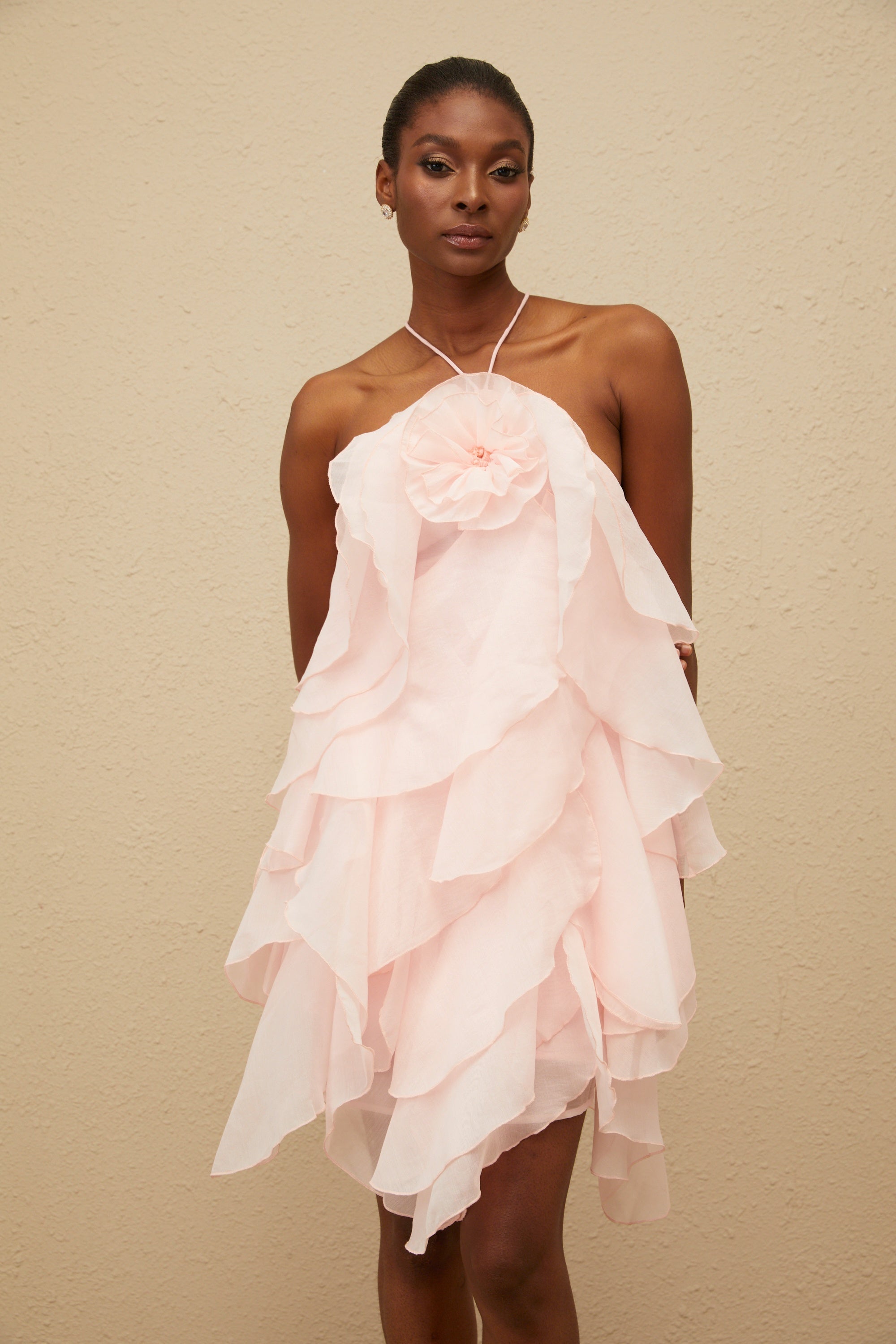 فستان لوسي الوردي القصير ذو الطبقات والمكشكش