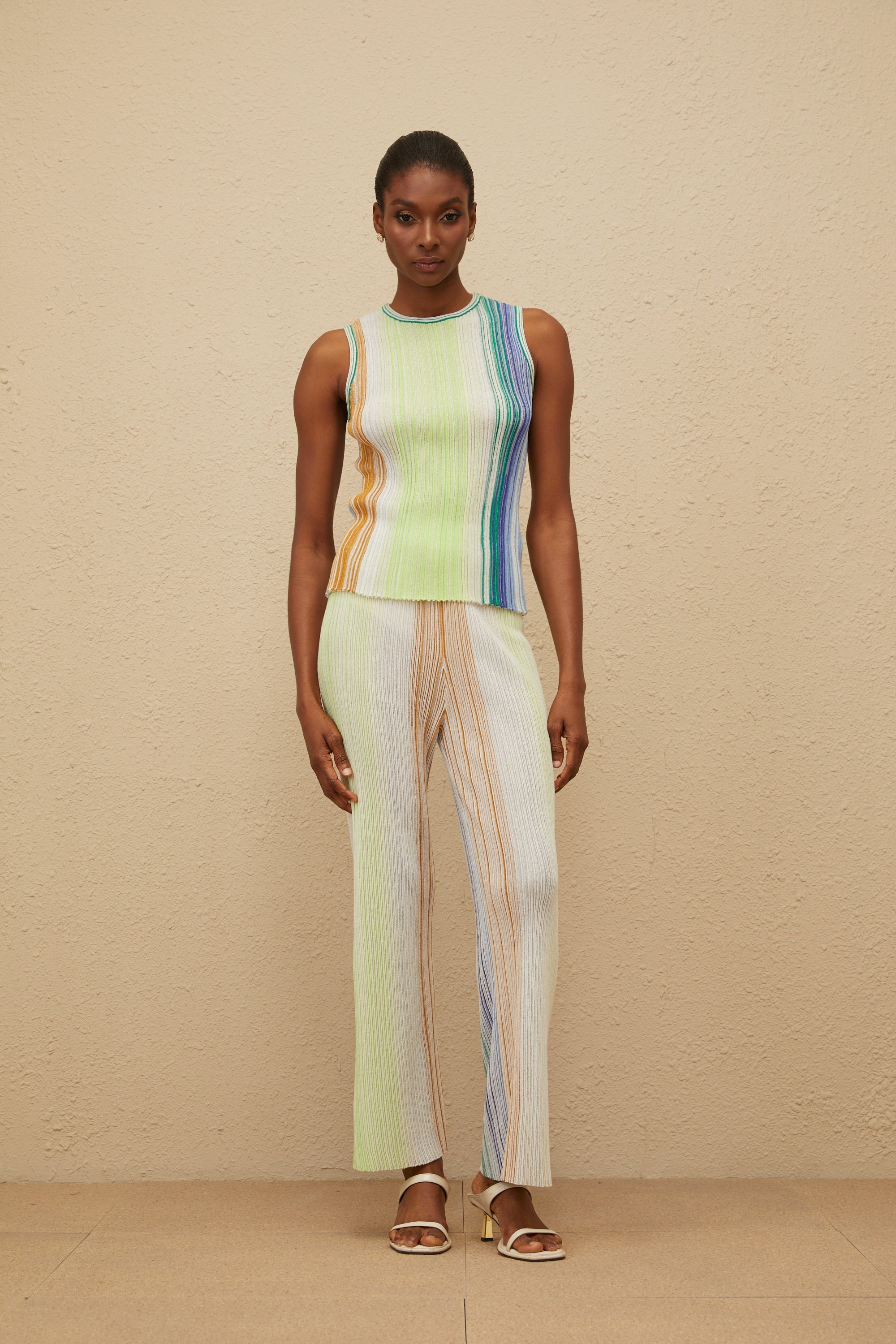 طقم بلوزة وبنطال محبوكان مطويات لامعان باللون الأخضر من Ulysse