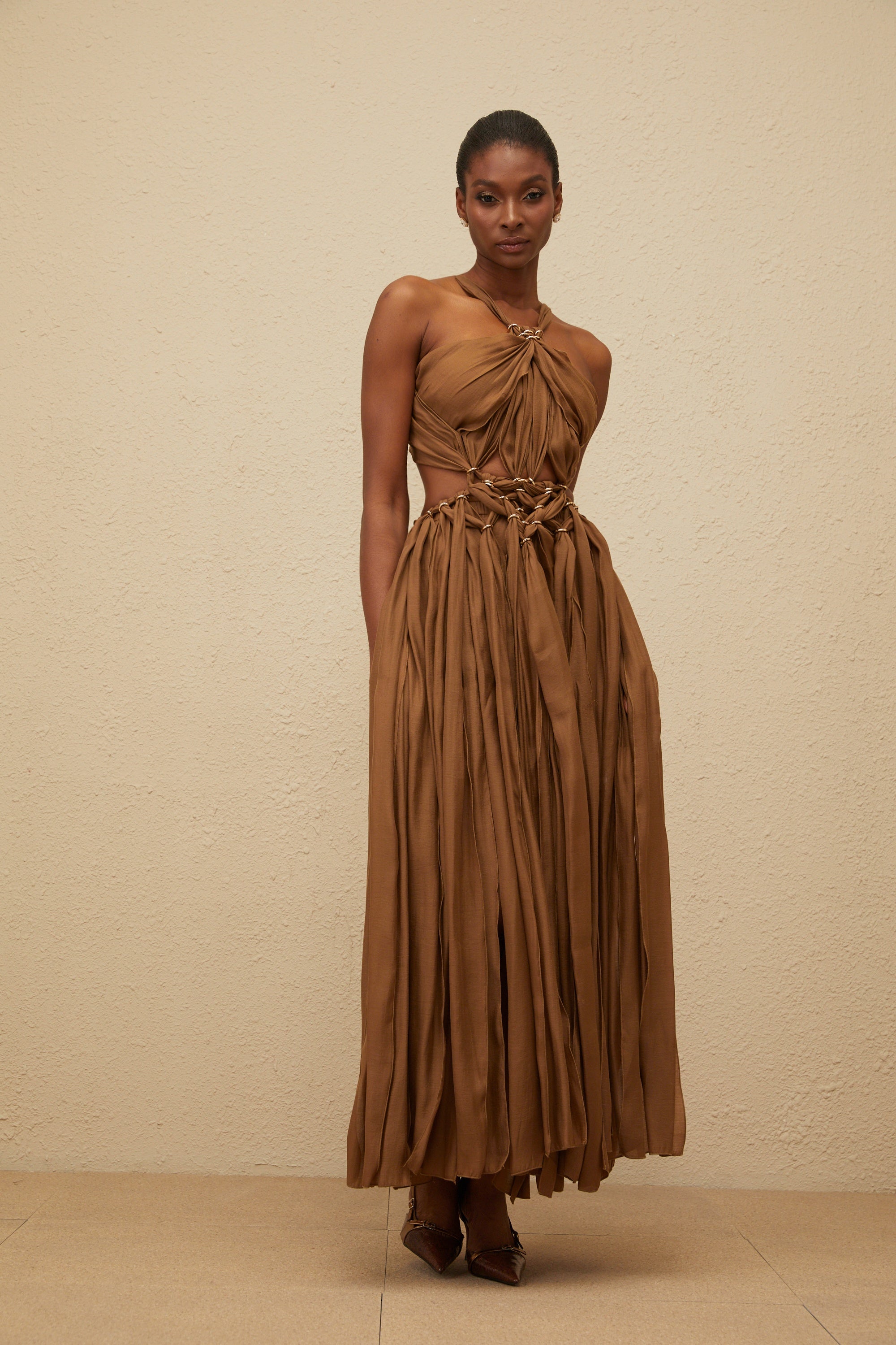 فستان ديوتيل متوسط ​​الطول مزين بفتحات ومضفر باللون البني