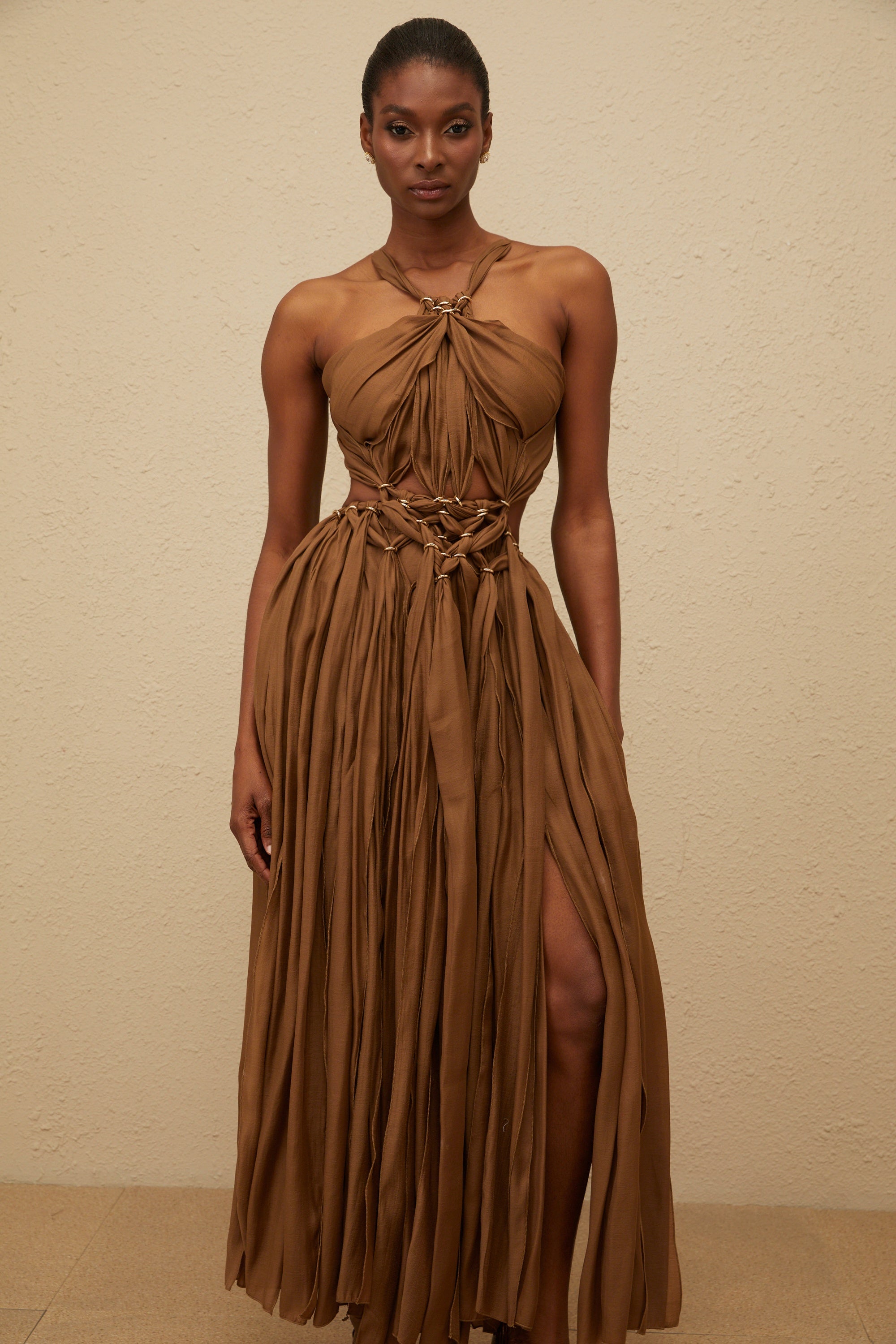 فستان ديوتيل متوسط ​​الطول مزين بفتحات ومضفر باللون البني