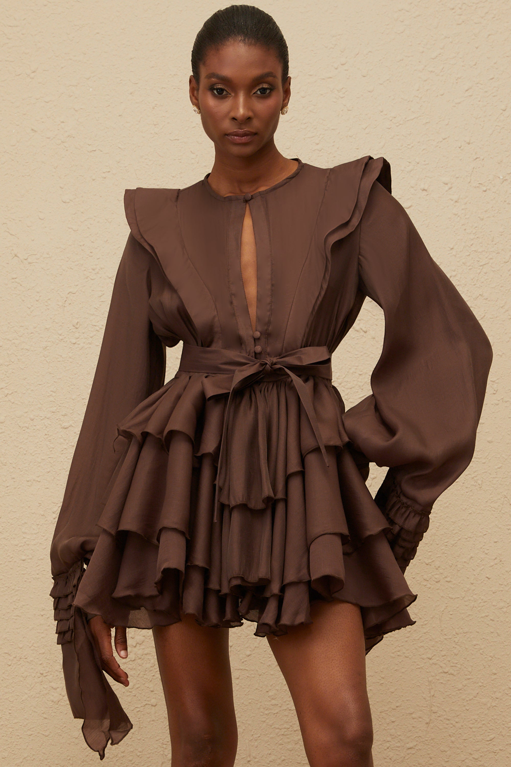 Annabelle – Braunes Minikleid mit Rüschen und Cut-outs