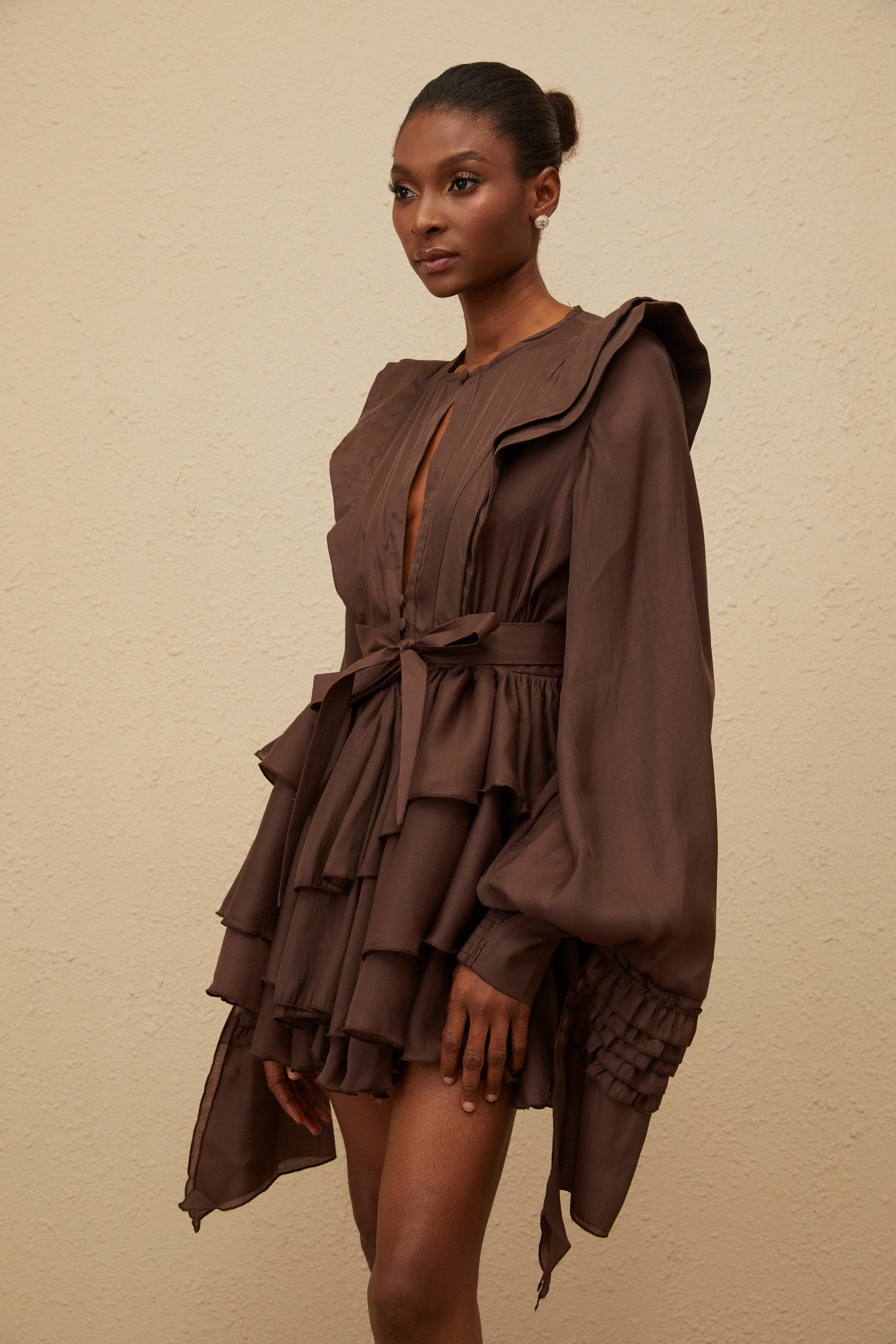 ANDRESD bell sleeve slit dress　ブラウン Annabelle Brown Cutout Ruffled Mini Dress