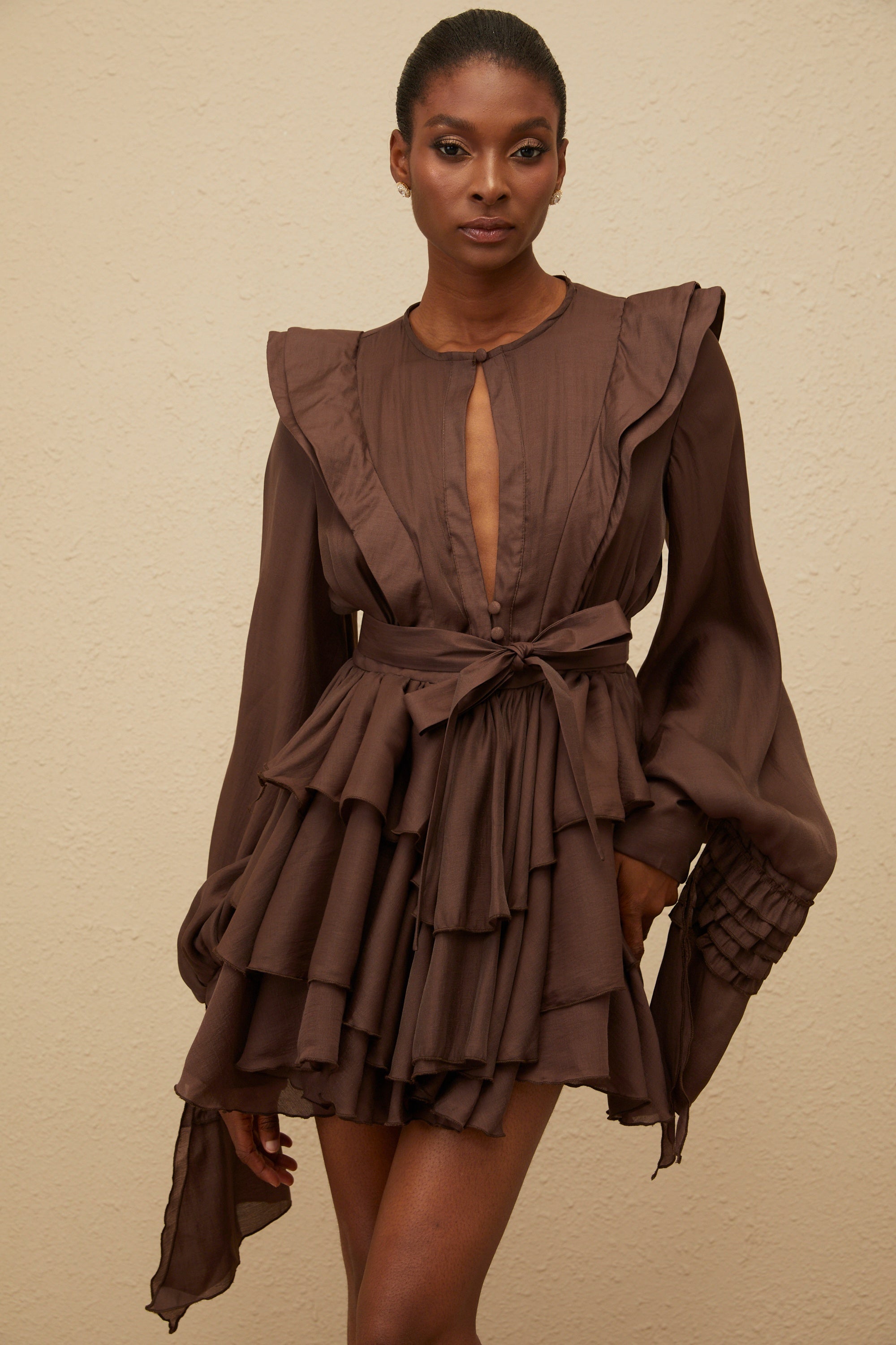 فستان أنابيل براون القصير ذو الكشكشة