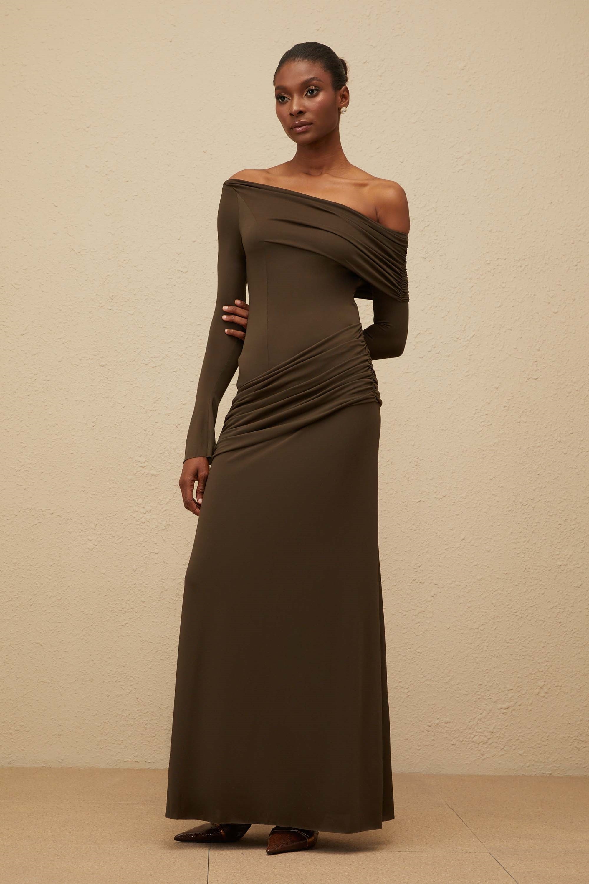 Sensuelles grünes One-Shoulder-Maxikleid mit Rüschen