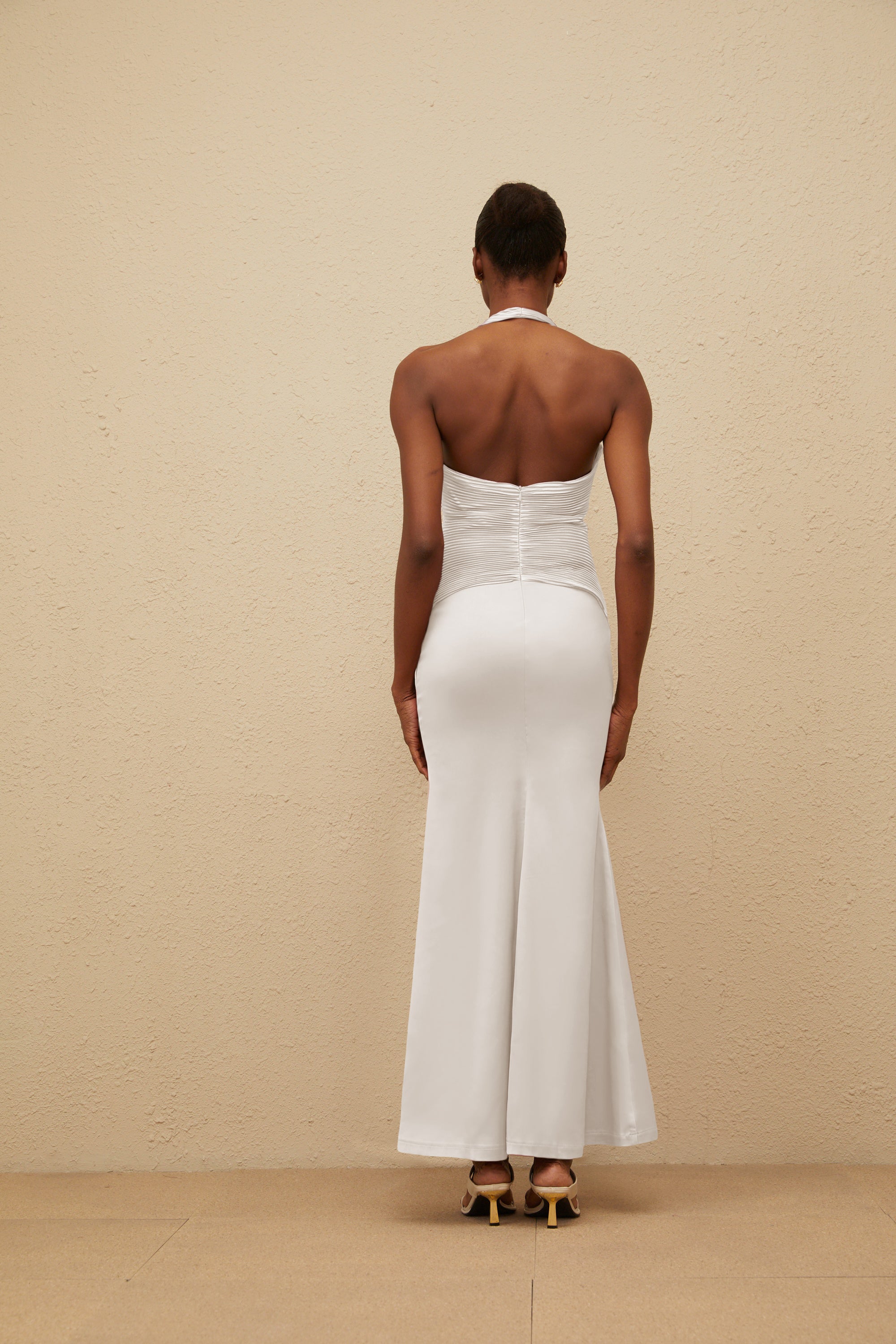 Colette – Weißes Neckholder-Kleid aus gerüschtem Satin