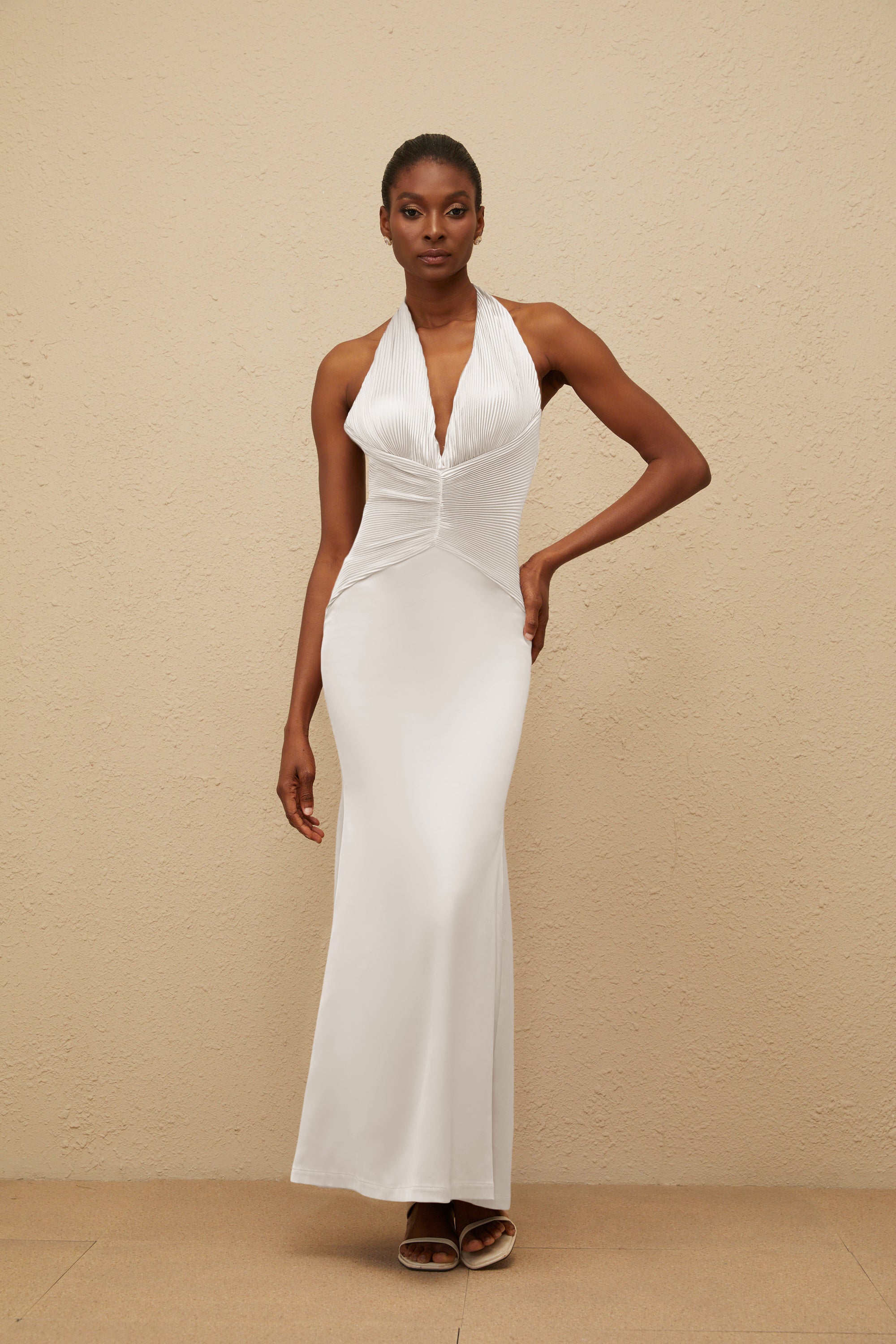 Colette – Weißes Neckholder-Kleid aus gerüschtem Satin