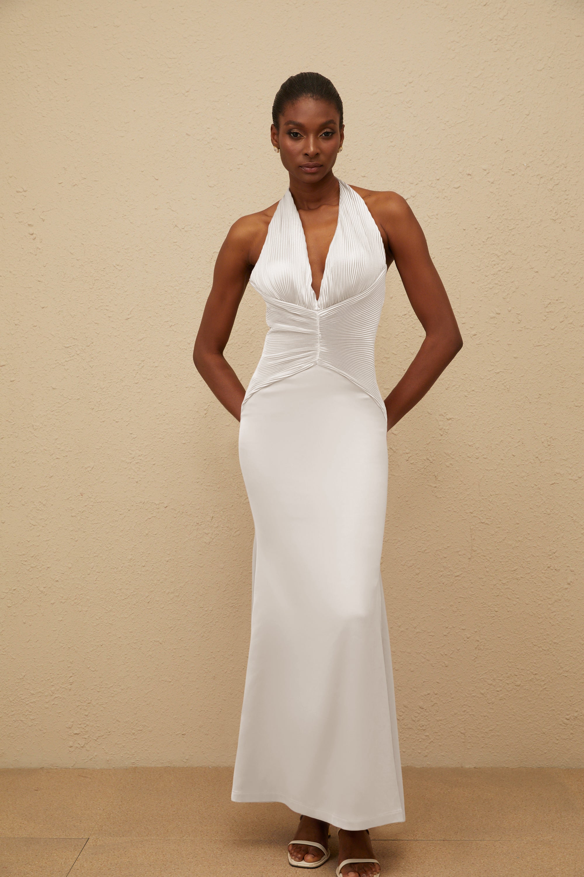 Colette – Weißes Neckholder-Kleid aus gerüschtem Satin