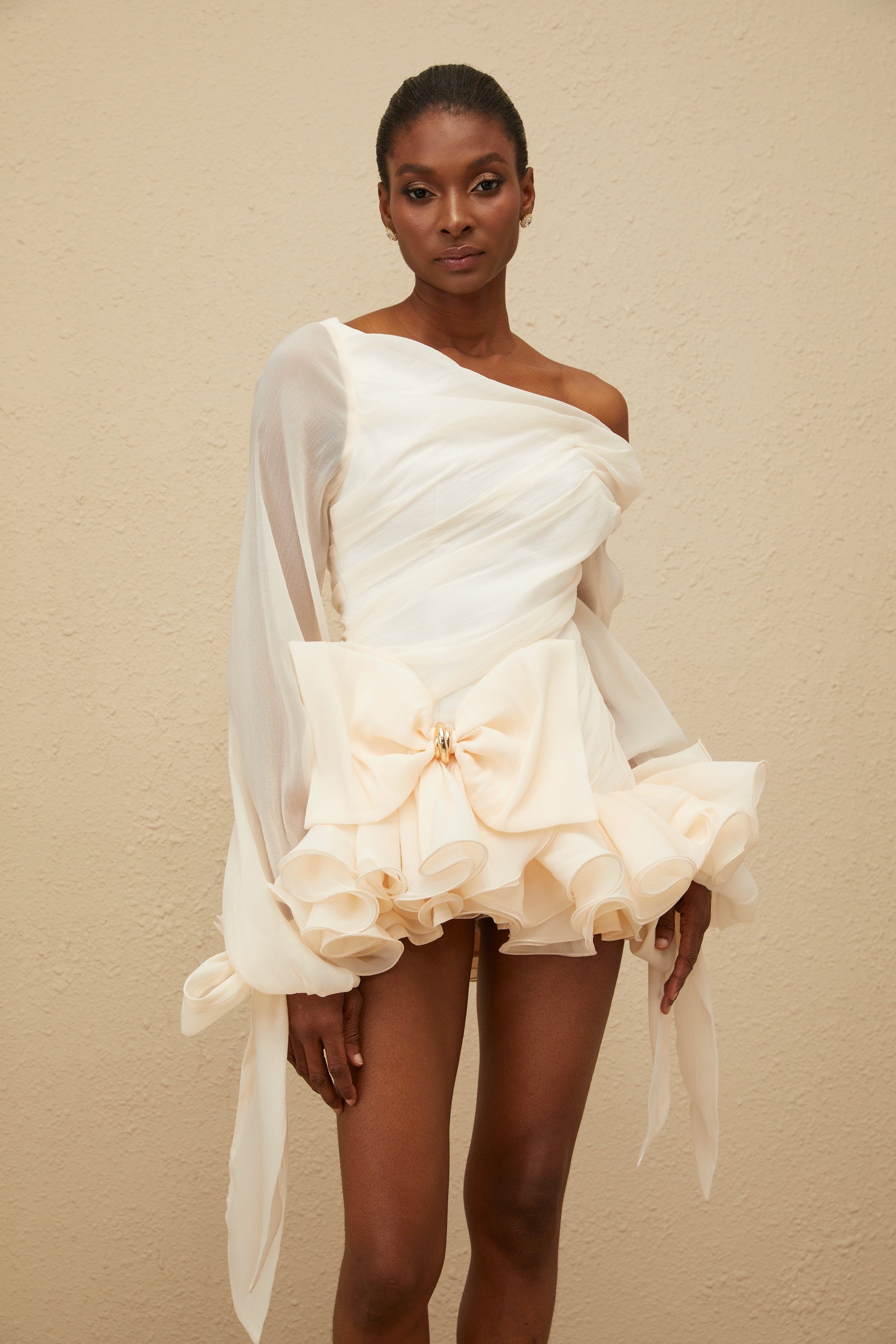 فستان إيرينا وايت القصير بعقدة فيونكة