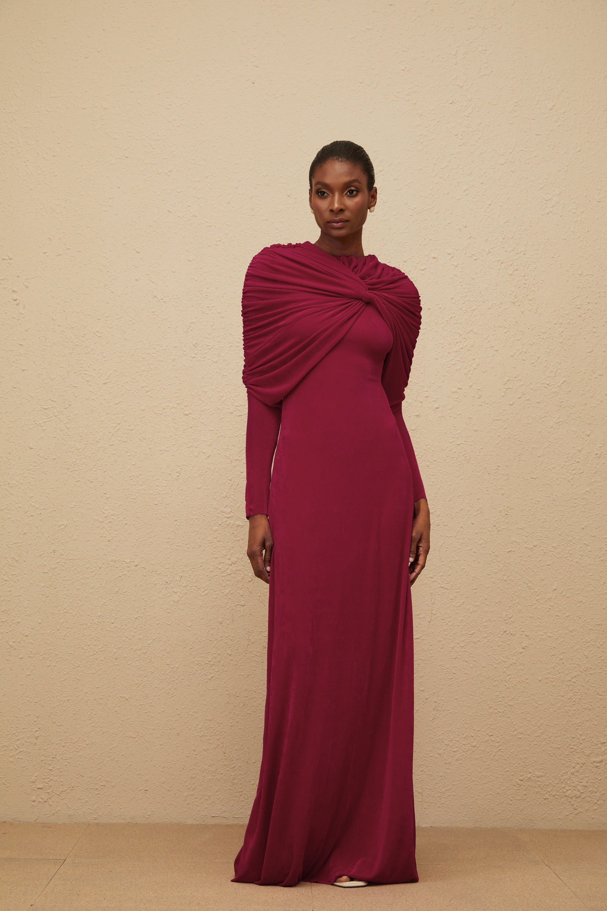 Moderne Red Cape-Design Ruched Maxi Dress