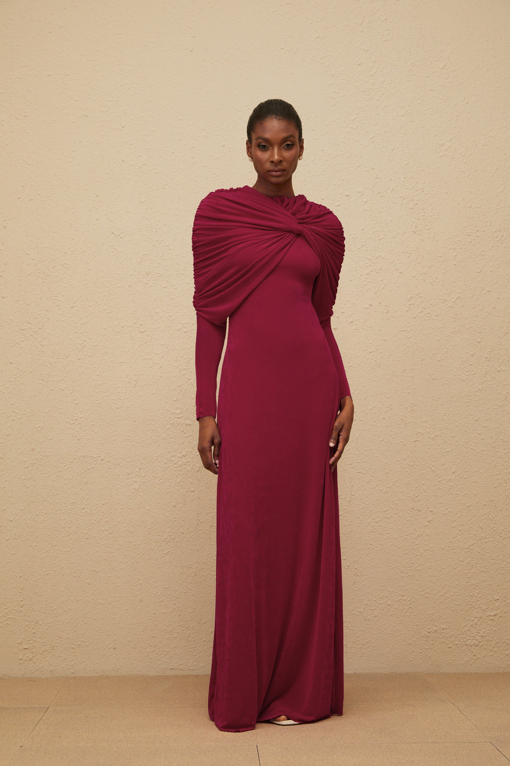 Moderne Red Cape-Design Ruched Maxi Dress