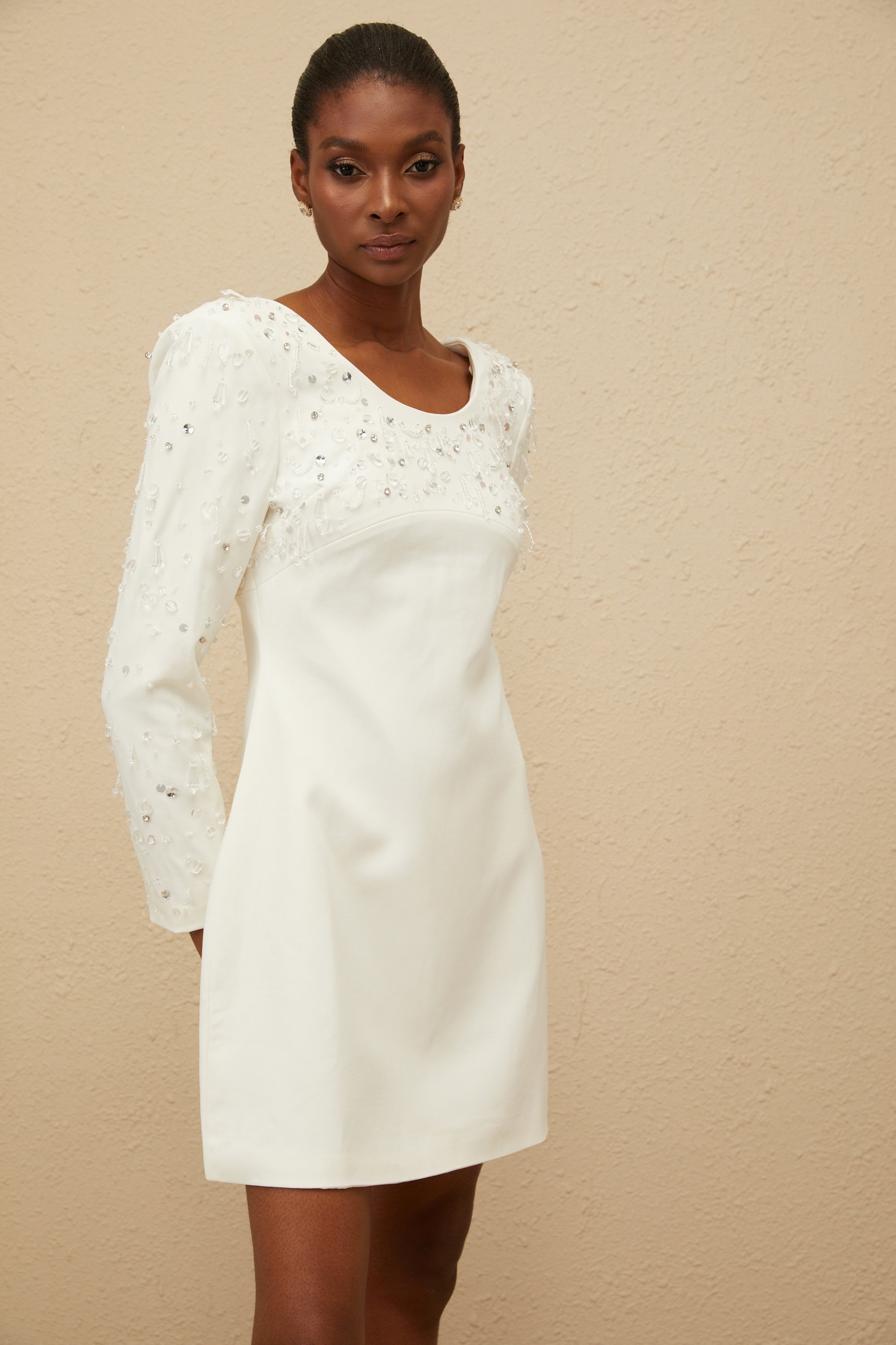 فستان أورور الأبيض المزين بقصّة A-line القصير