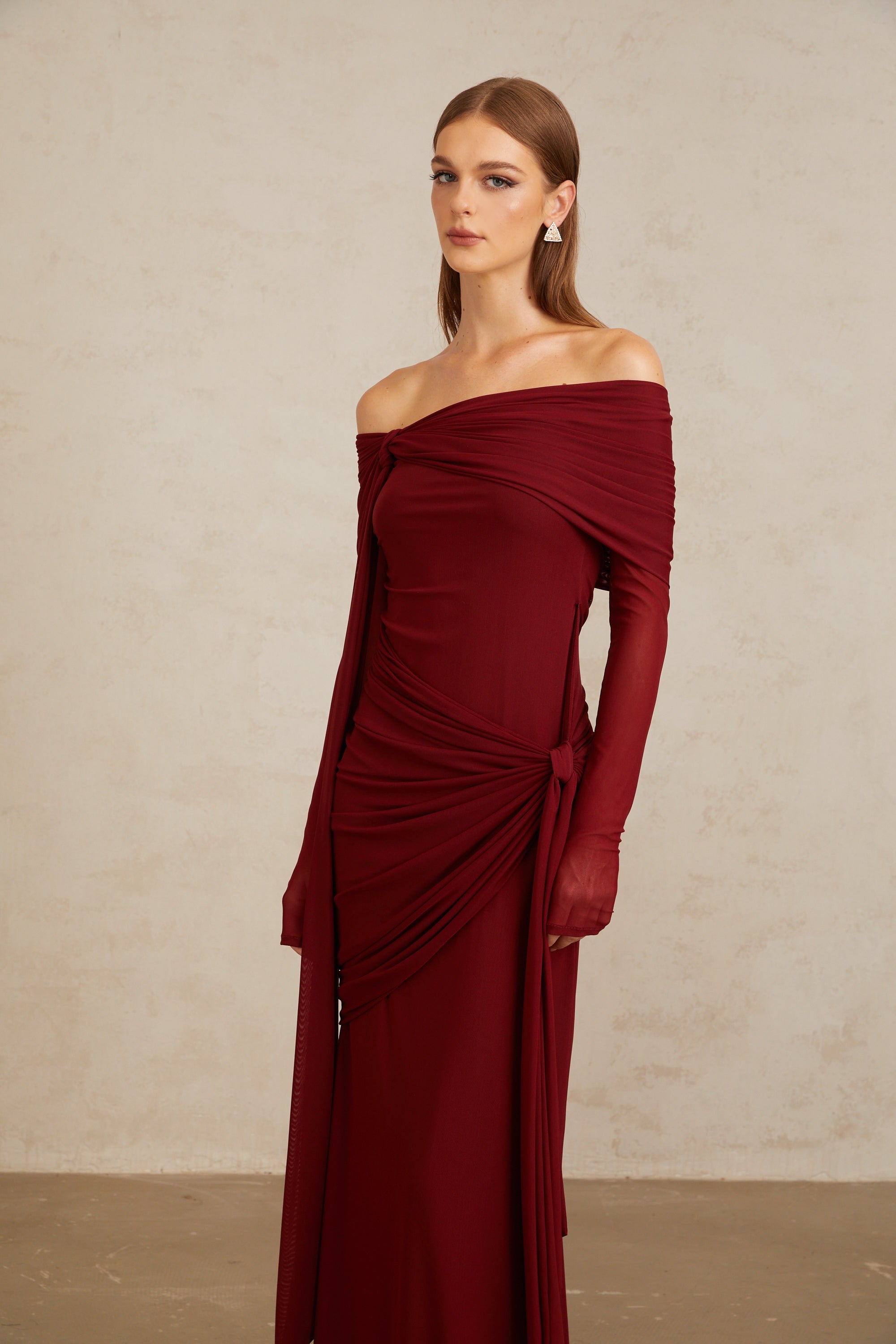 فستان كاثرين ماكسي مطوي غير متماثل باللون الأبيض 