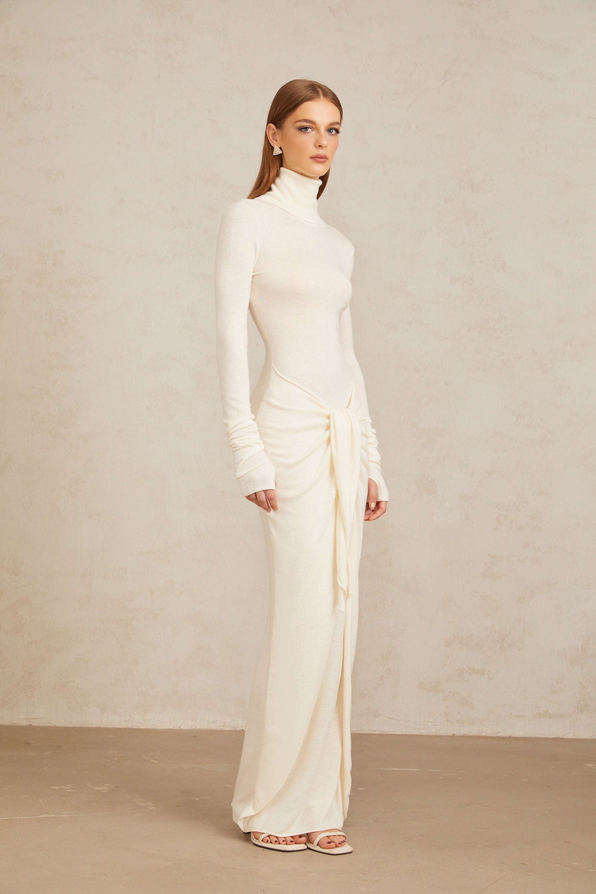 فستان إمبريال ماكسي أبيض مكشكشة بياقة مدورة