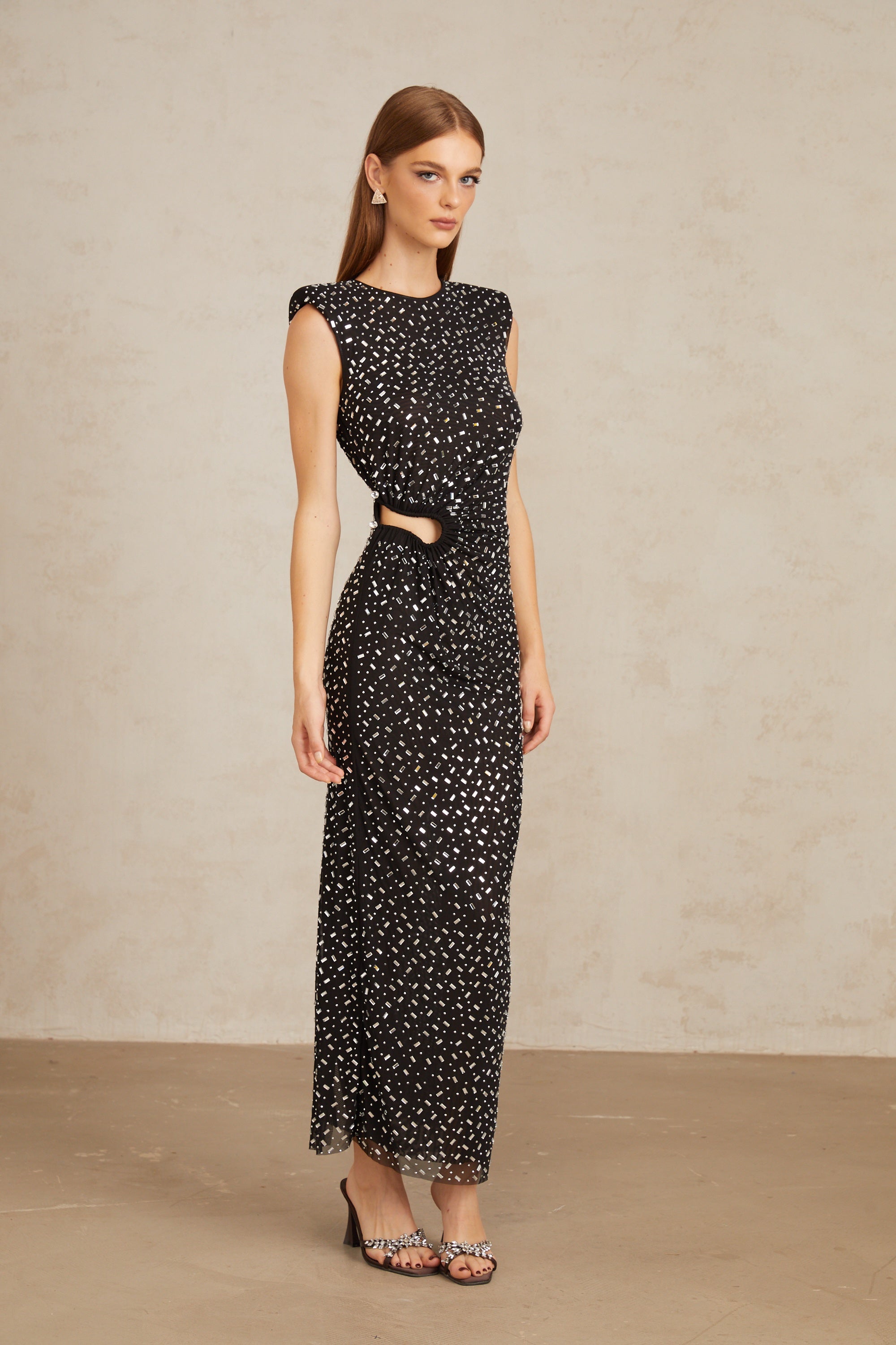 فستان ماكسي من فيليسي أسود مزين بالشبك