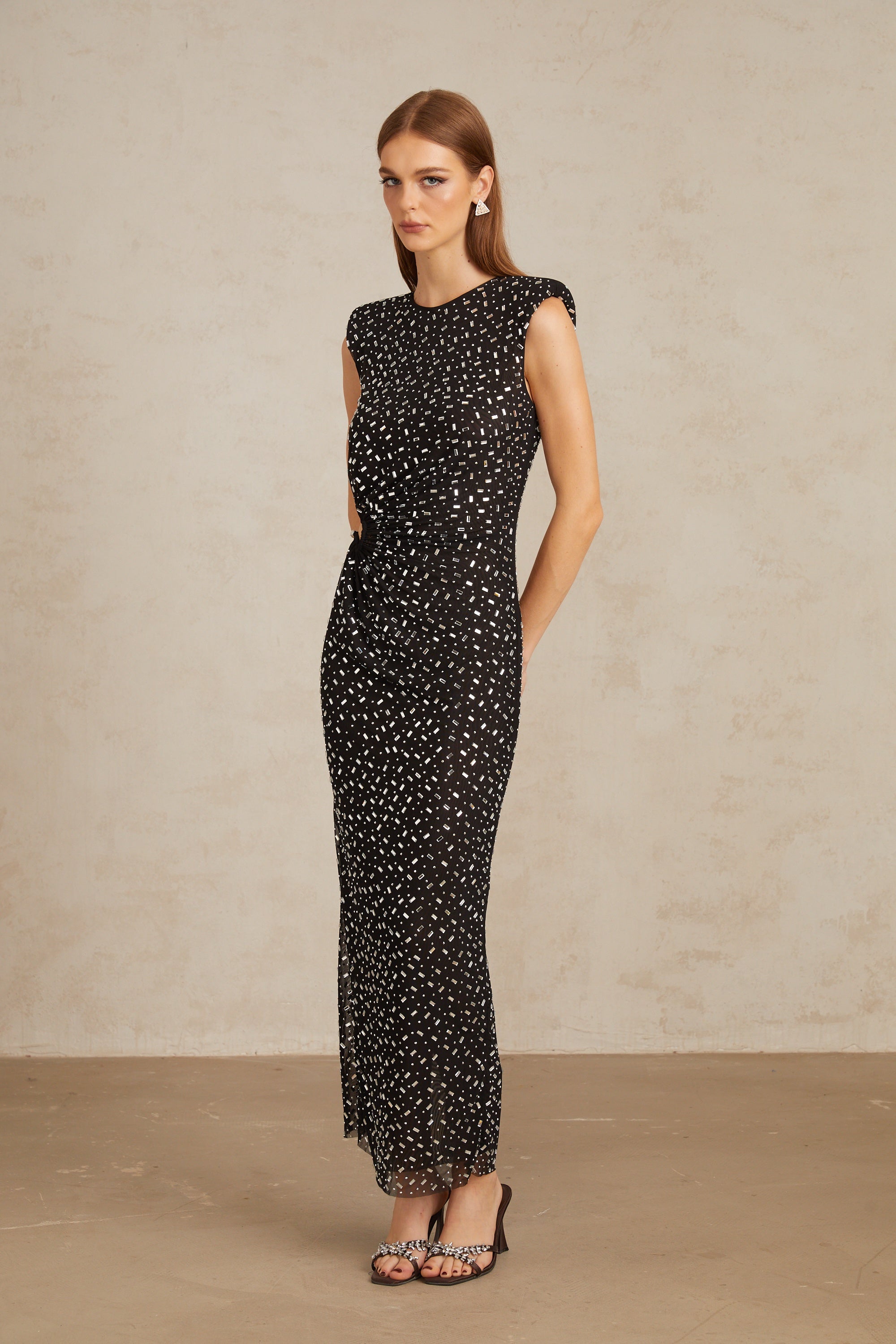 فستان ماكسي من فيليسي أسود مزين بالشبك