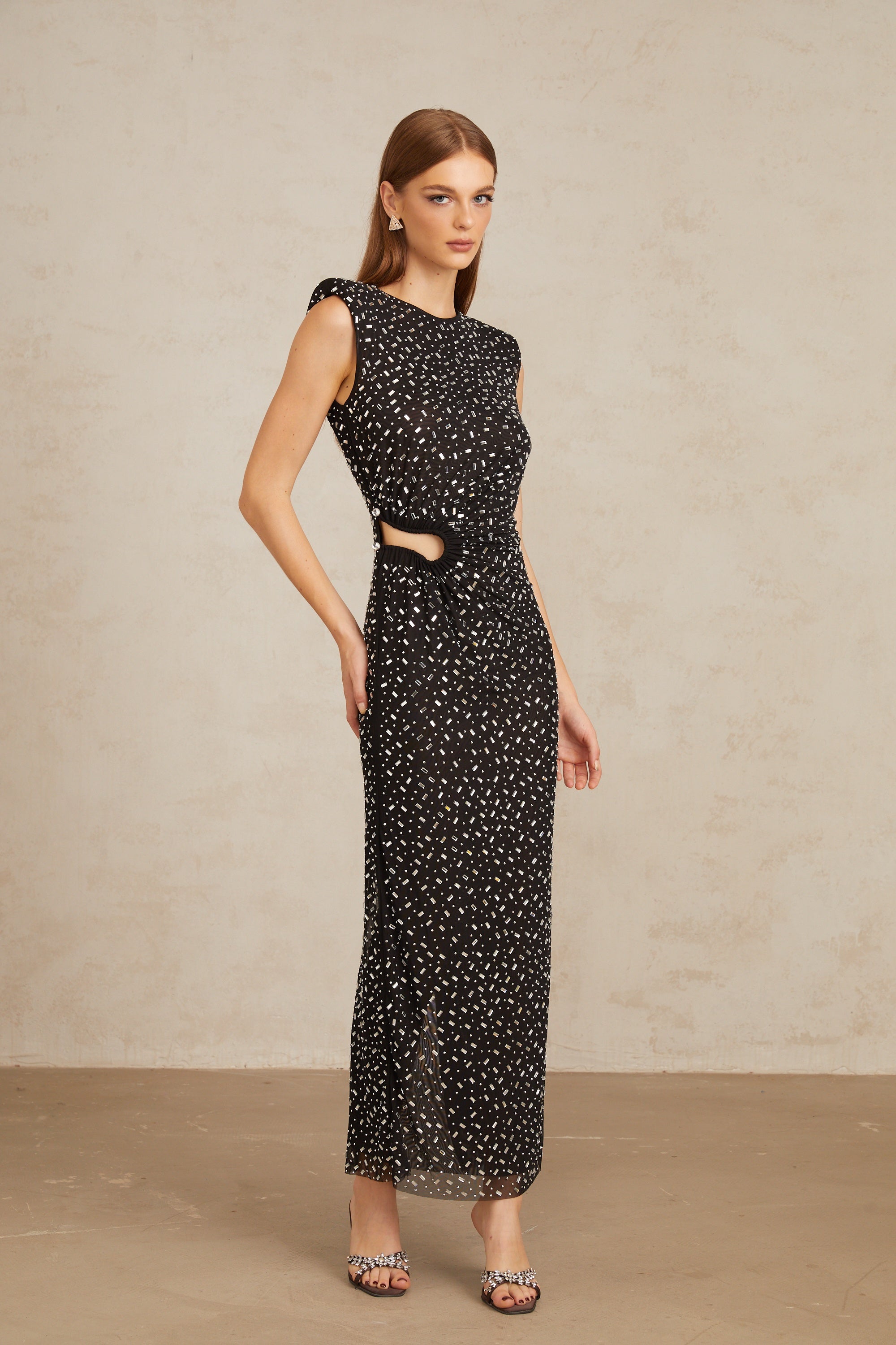 فستان ماكسي من فيليسي أسود مزين بالشبك