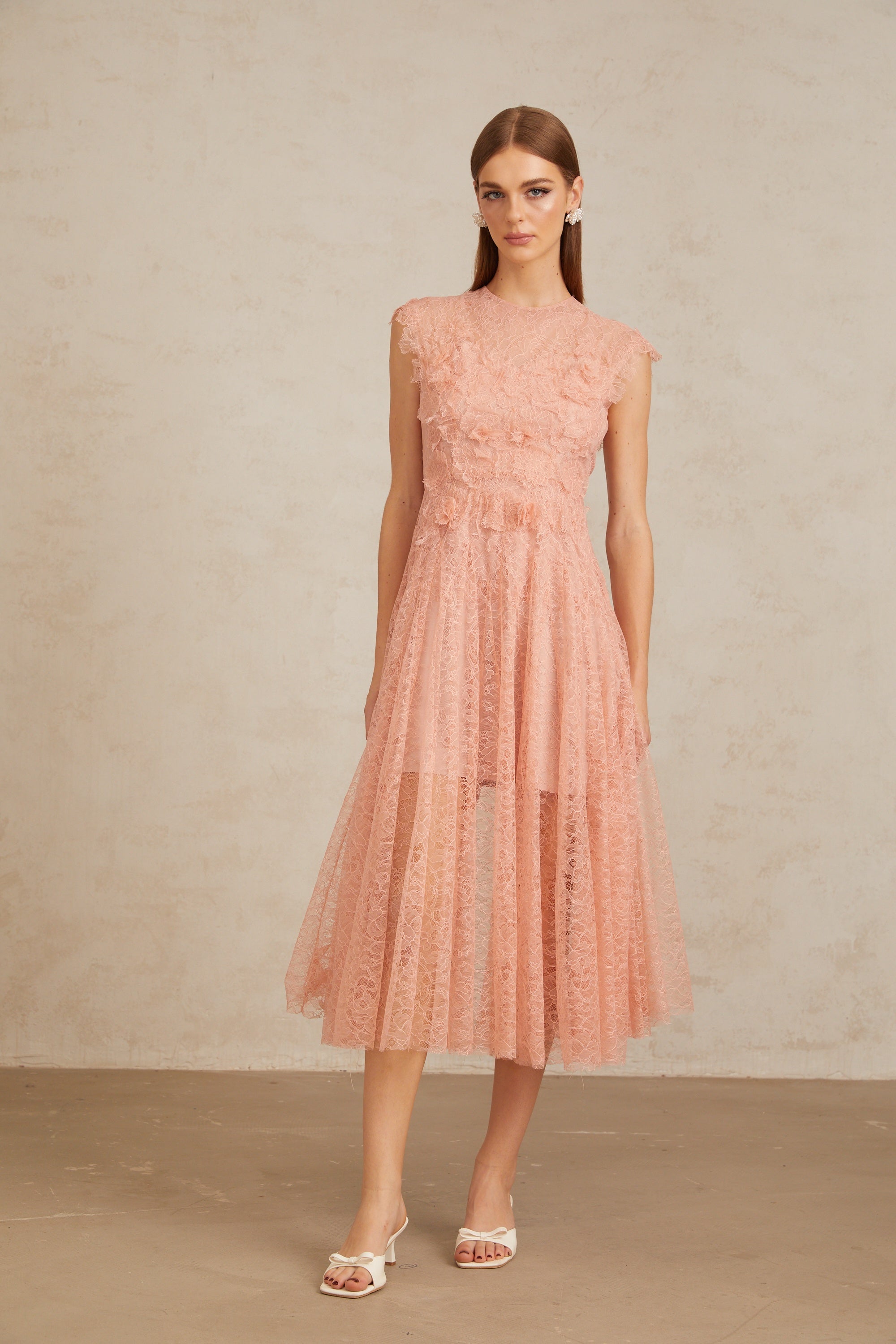 Aila Pink gerafftes Midikleid aus Guipure-Spitze