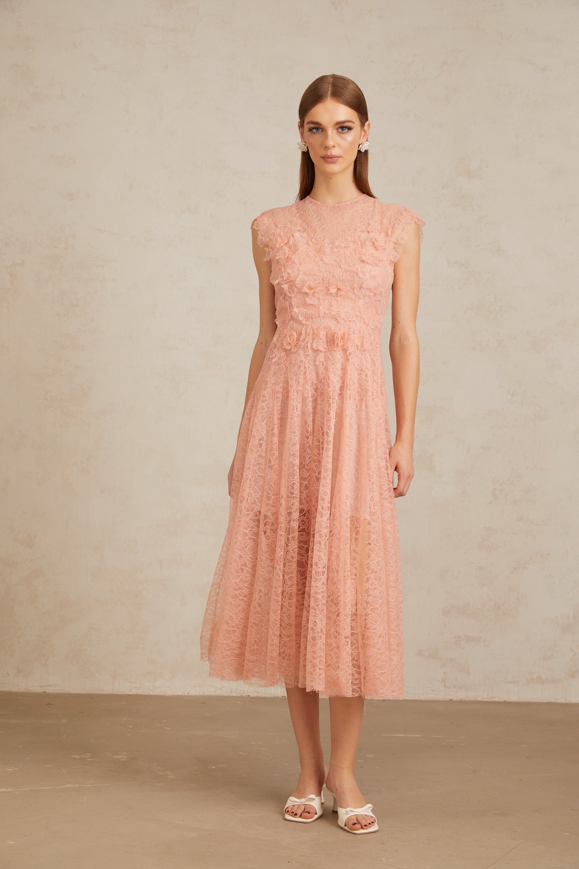 Aila Pink gerafftes Midikleid aus Guipure-Spitze