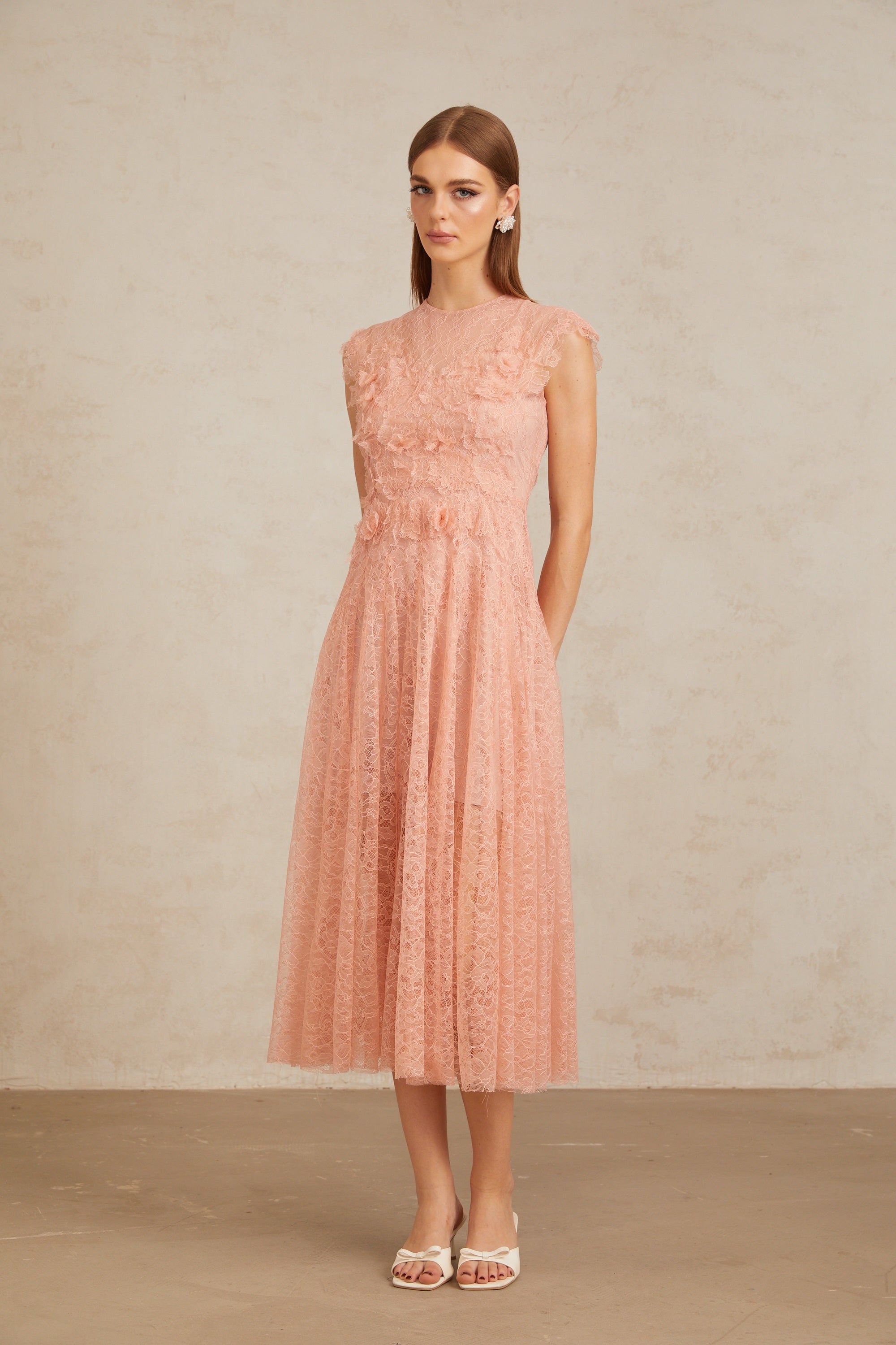 Aila Pink gerafftes Midikleid aus Guipure-Spitze