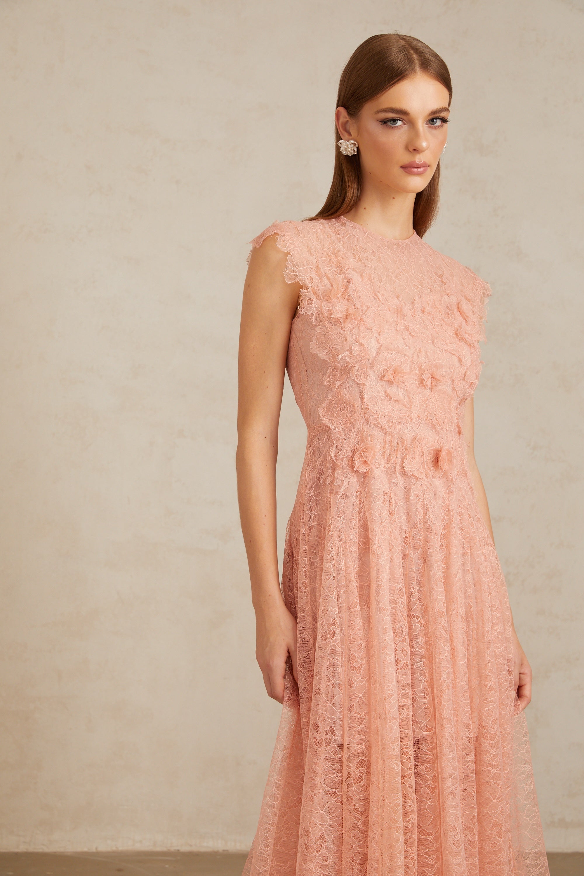 Aila Pink gerafftes Midikleid aus Guipure-Spitze