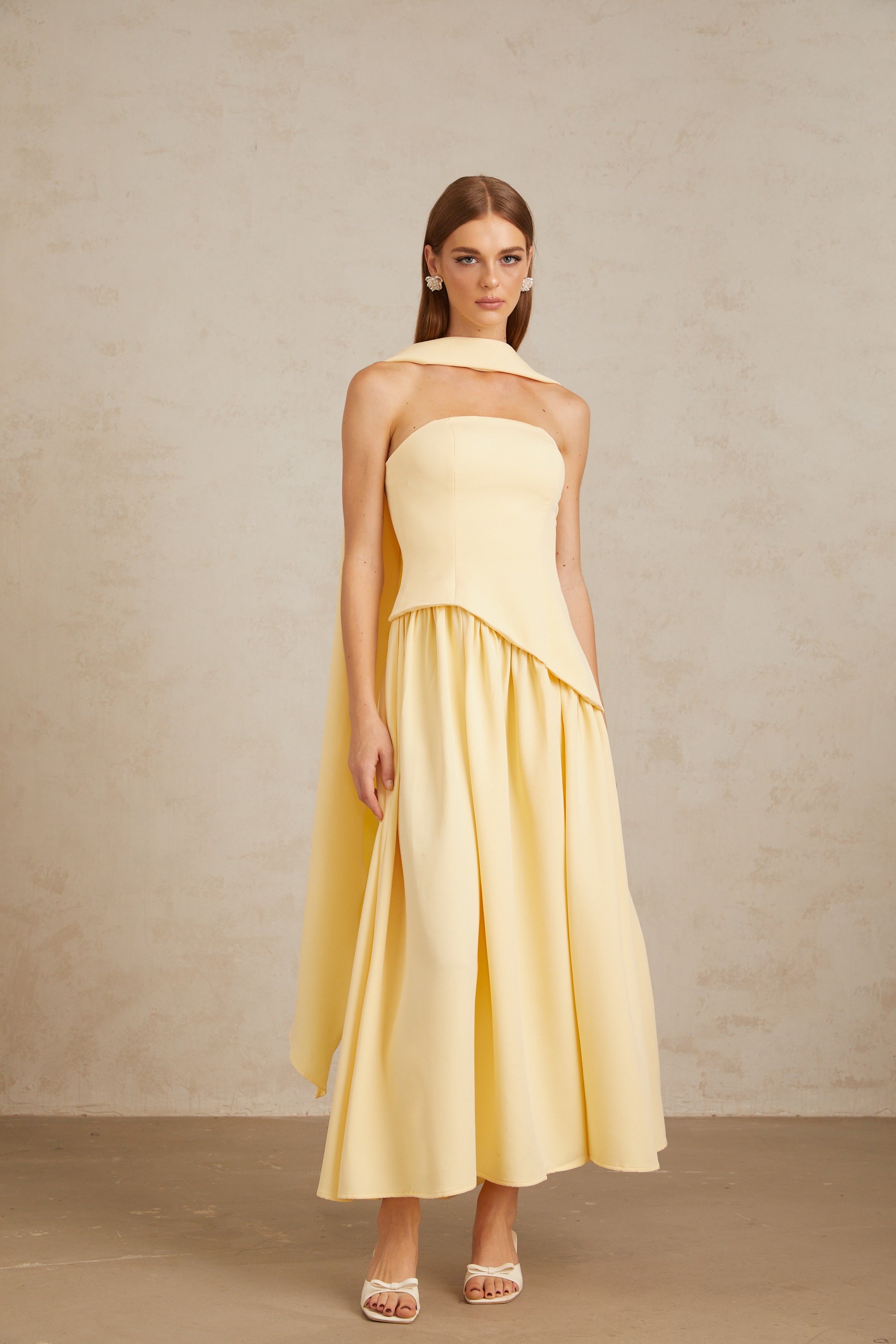 Sidonie – Gelbes, schulterfreies Maxikleid mit Einsätzen