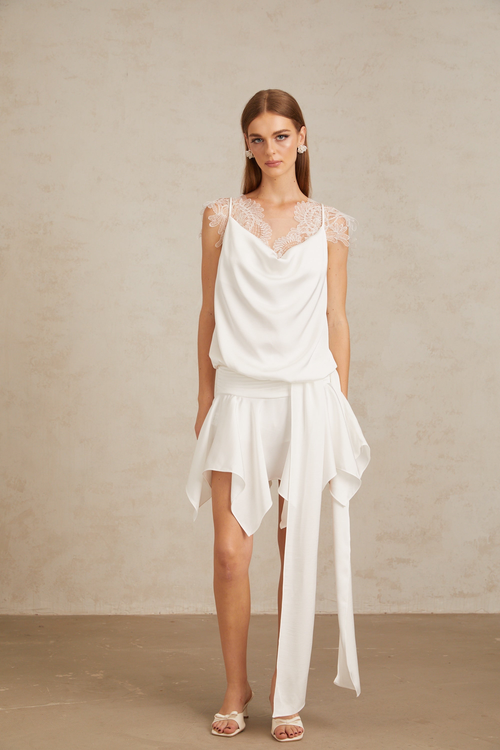 فستان تيريز الأبيض القصير من الدانتيل