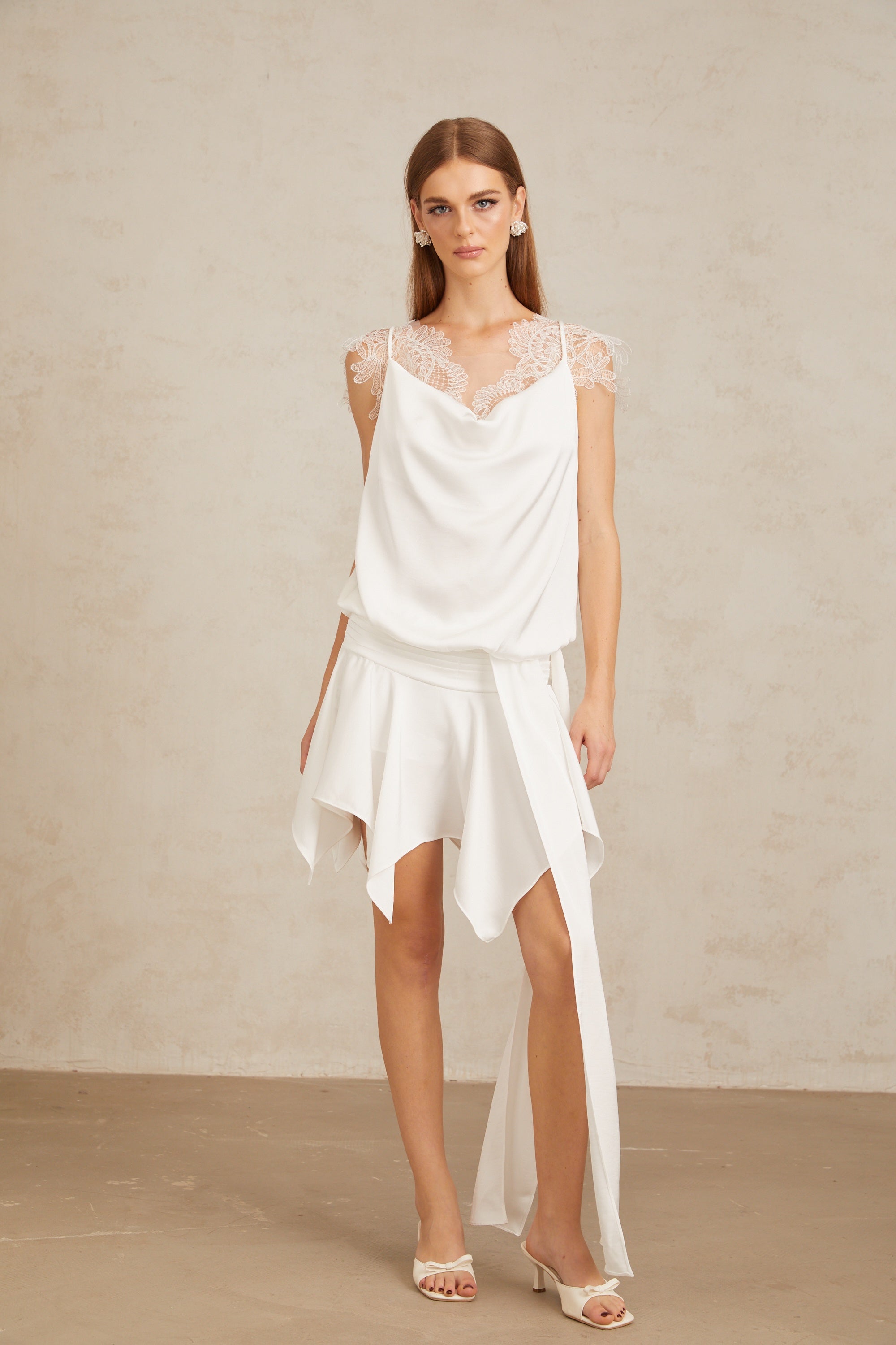 فستان تيريز الأبيض القصير من الدانتيل