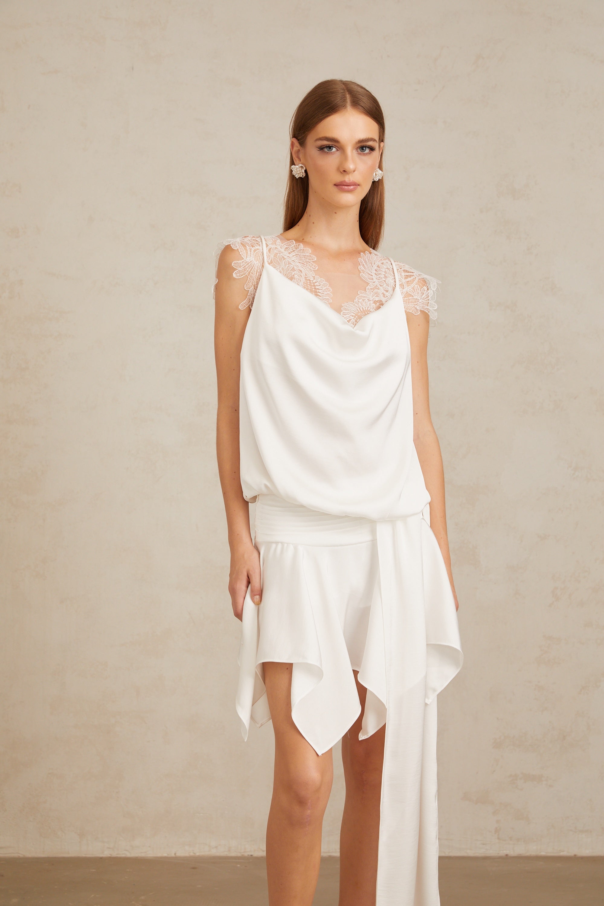 فستان تيريز الأبيض القصير من الدانتيل