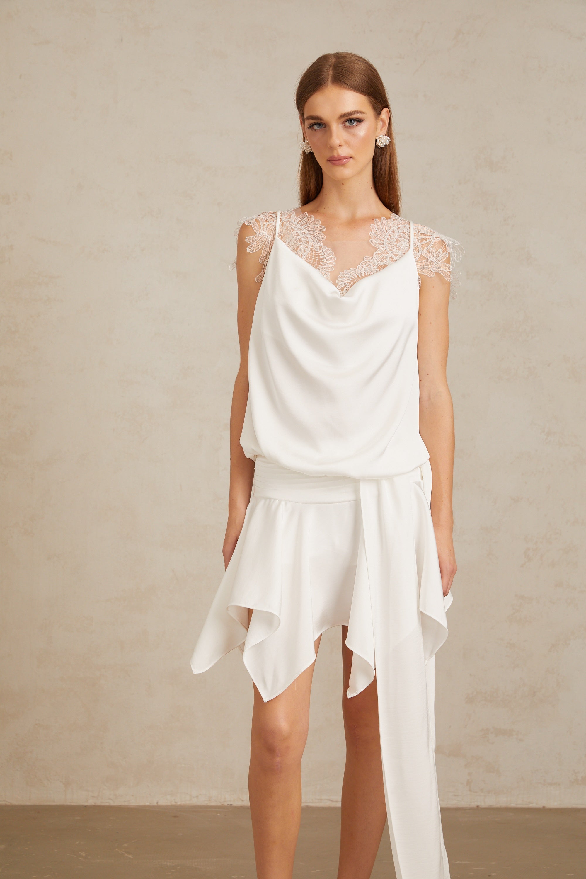 فستان تيريز الأبيض القصير من الدانتيل