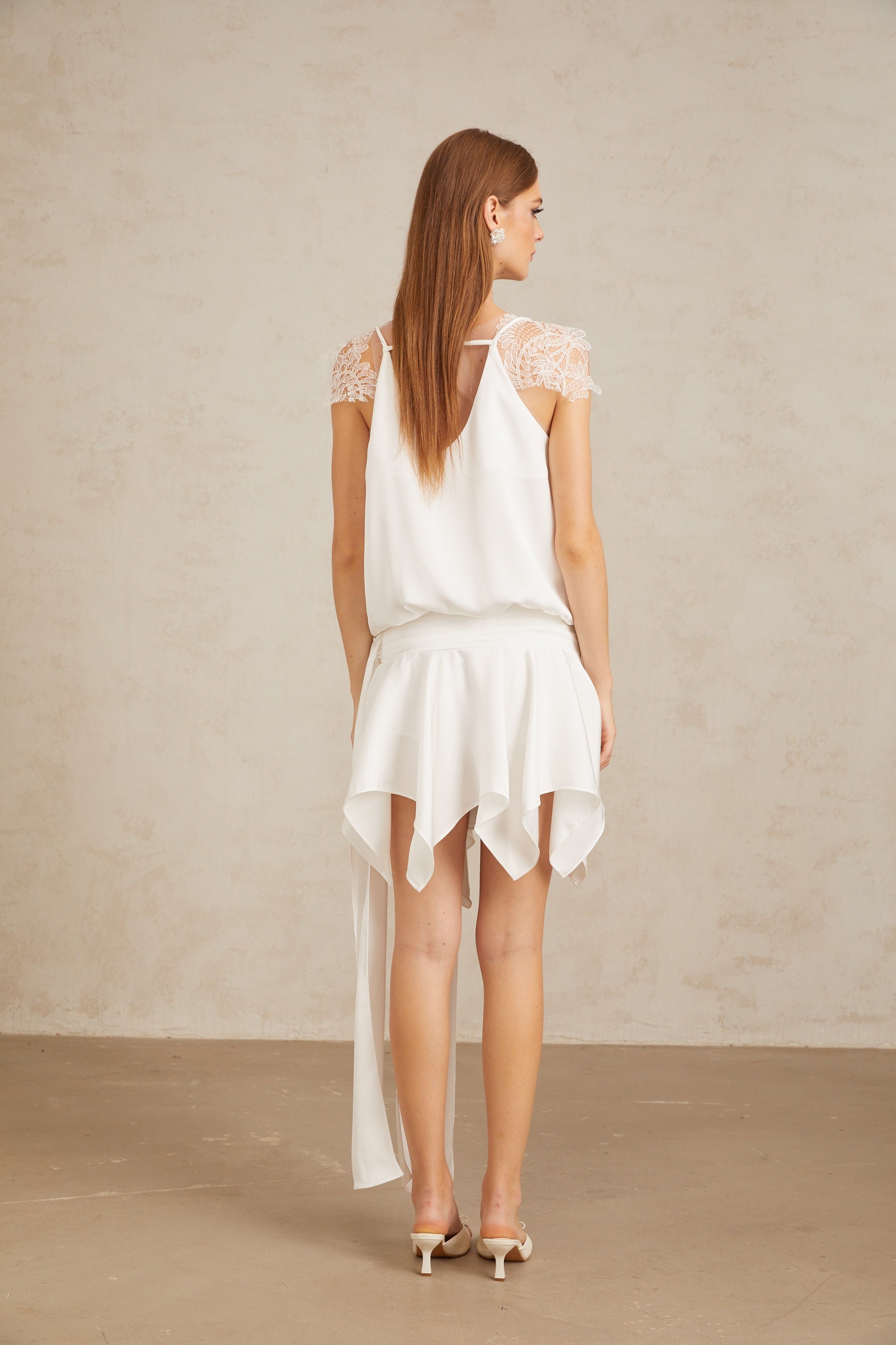 Thérèse – Weißes Minikleid mit drapiertem Spitzeneinsatz