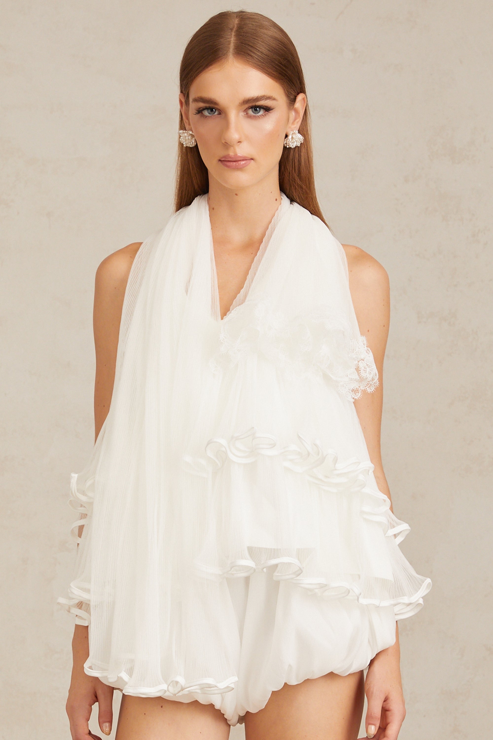 طقم إيلا وايت من توب وشورت من التول المكشكش