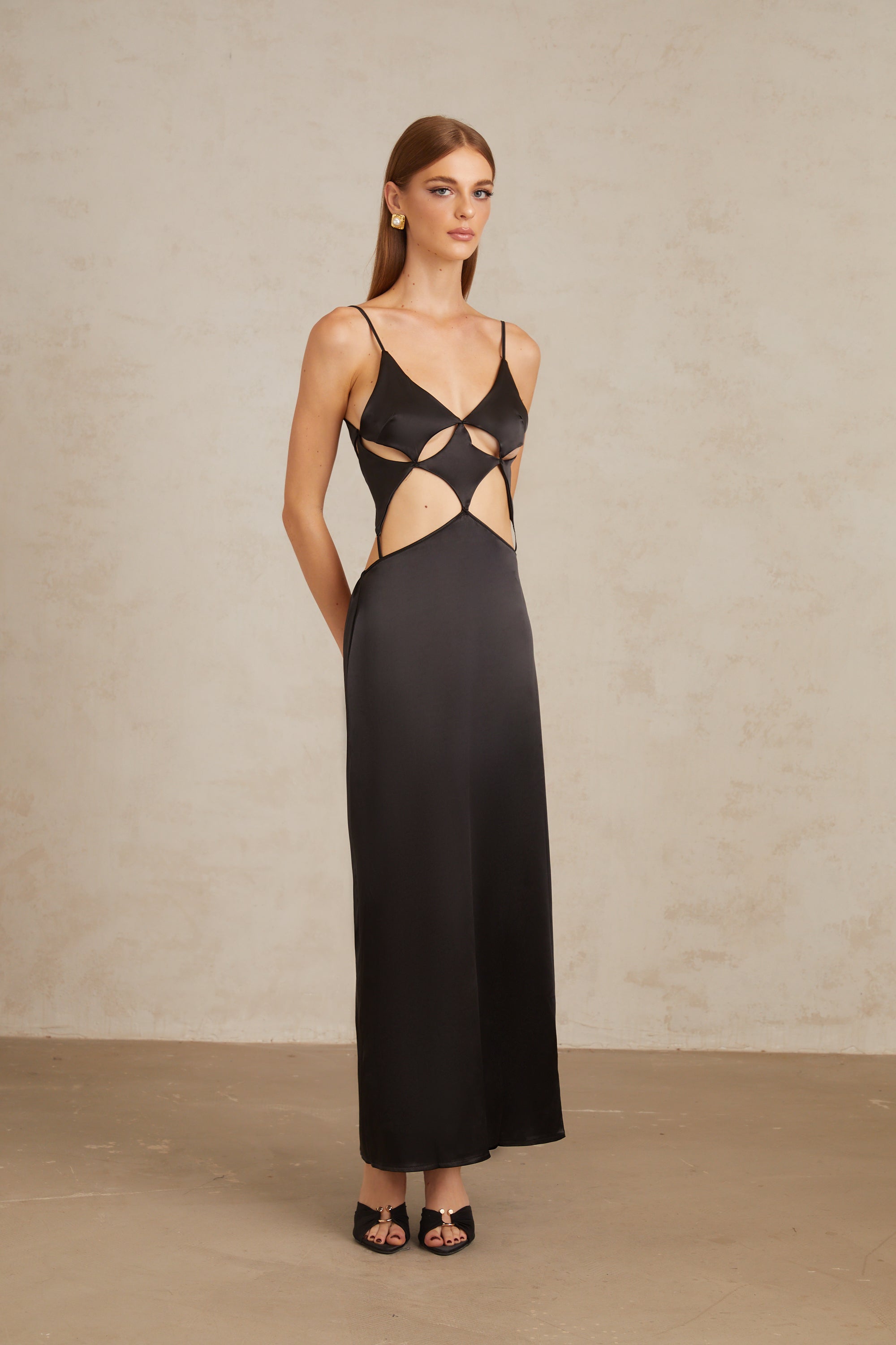 Noire – Schwarzes Maxikleid mit Cut-out und Bindedetail