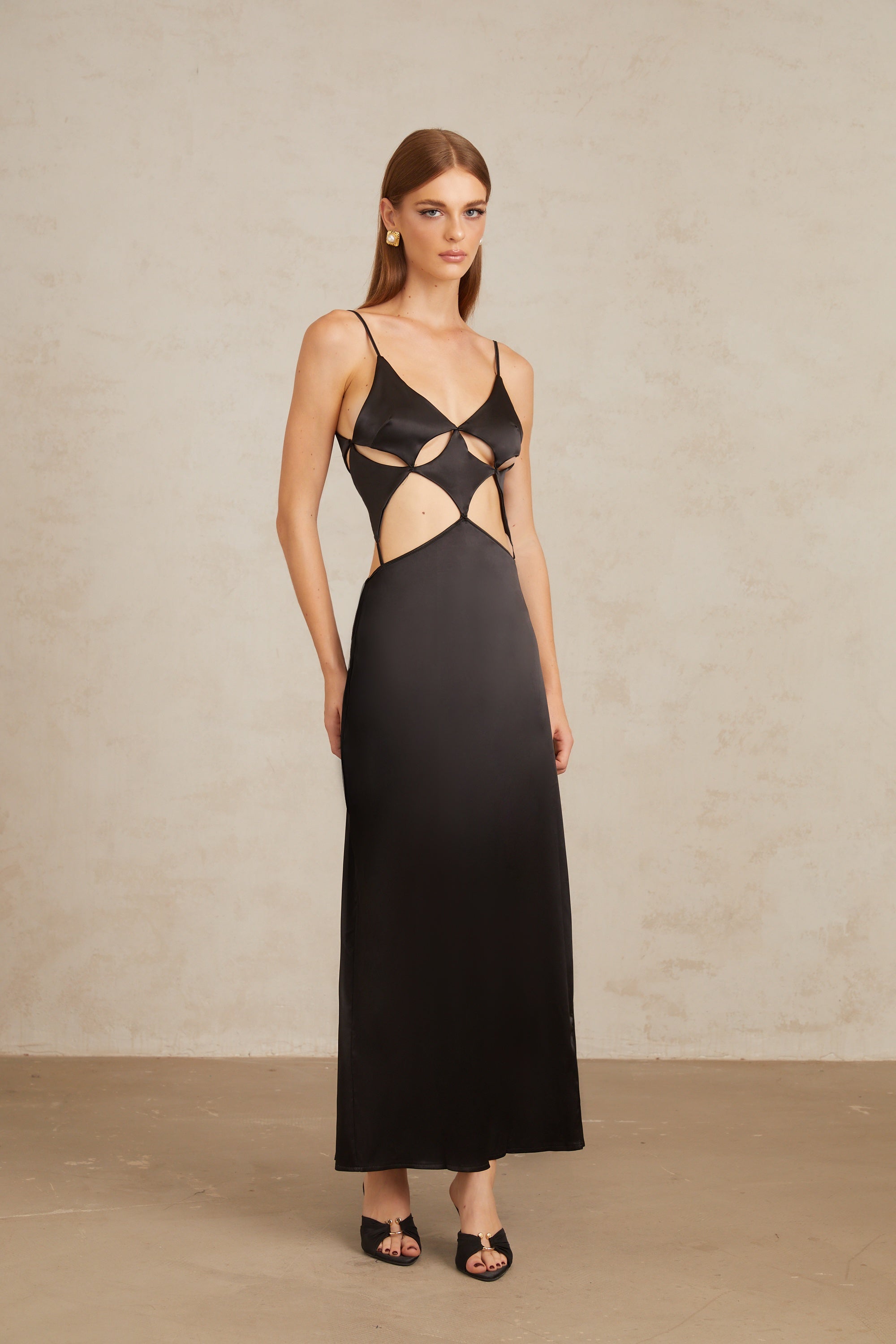 Noire – Schwarzes Maxikleid mit Cut-out und Bindedetail