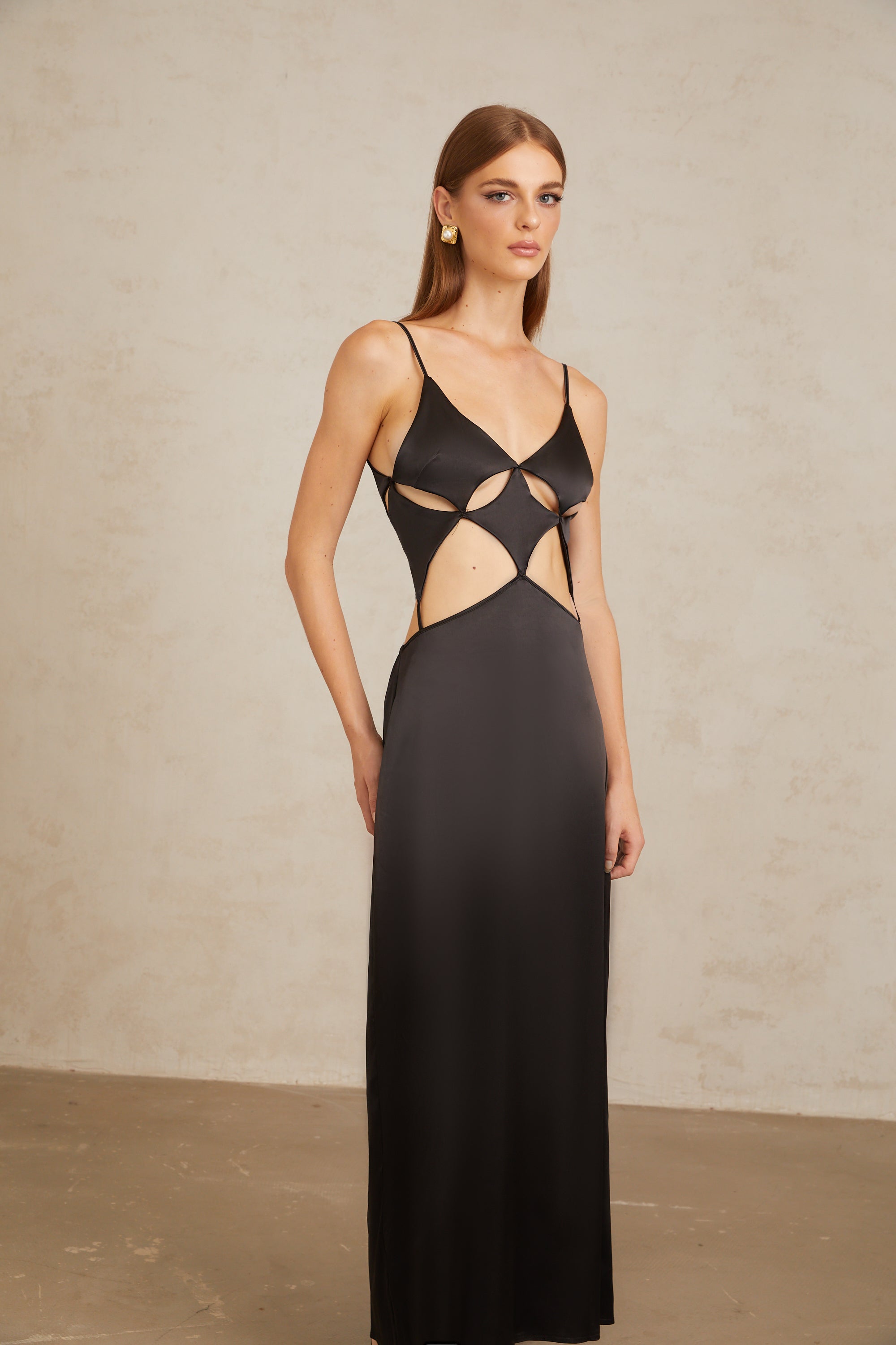 Noire – Schwarzes Maxikleid mit Cut-out und Bindedetail