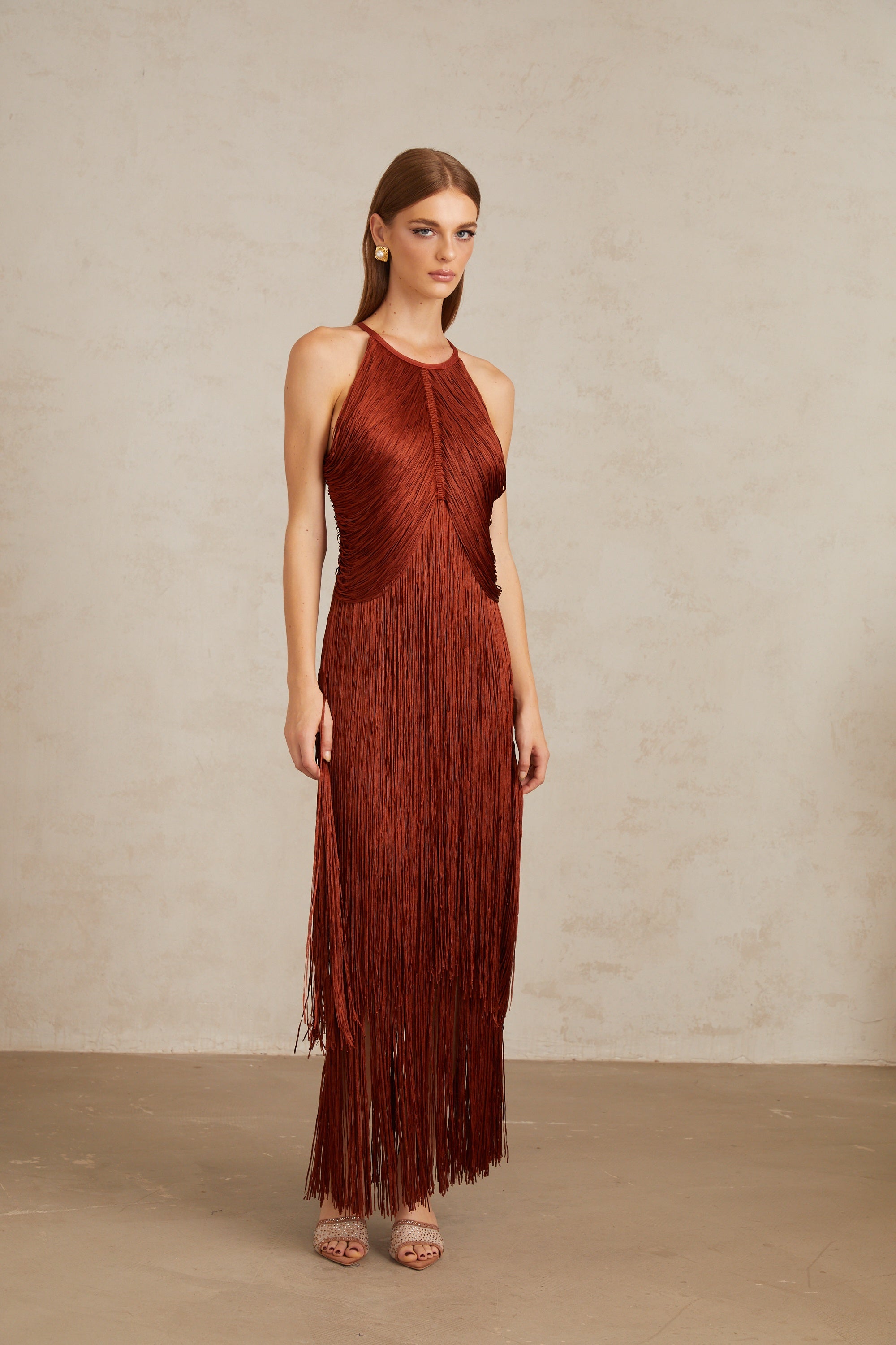 فستان ميليساند ماكسي أحمر صدئ بفتحة رقبة على شكل حرف V مع هامش