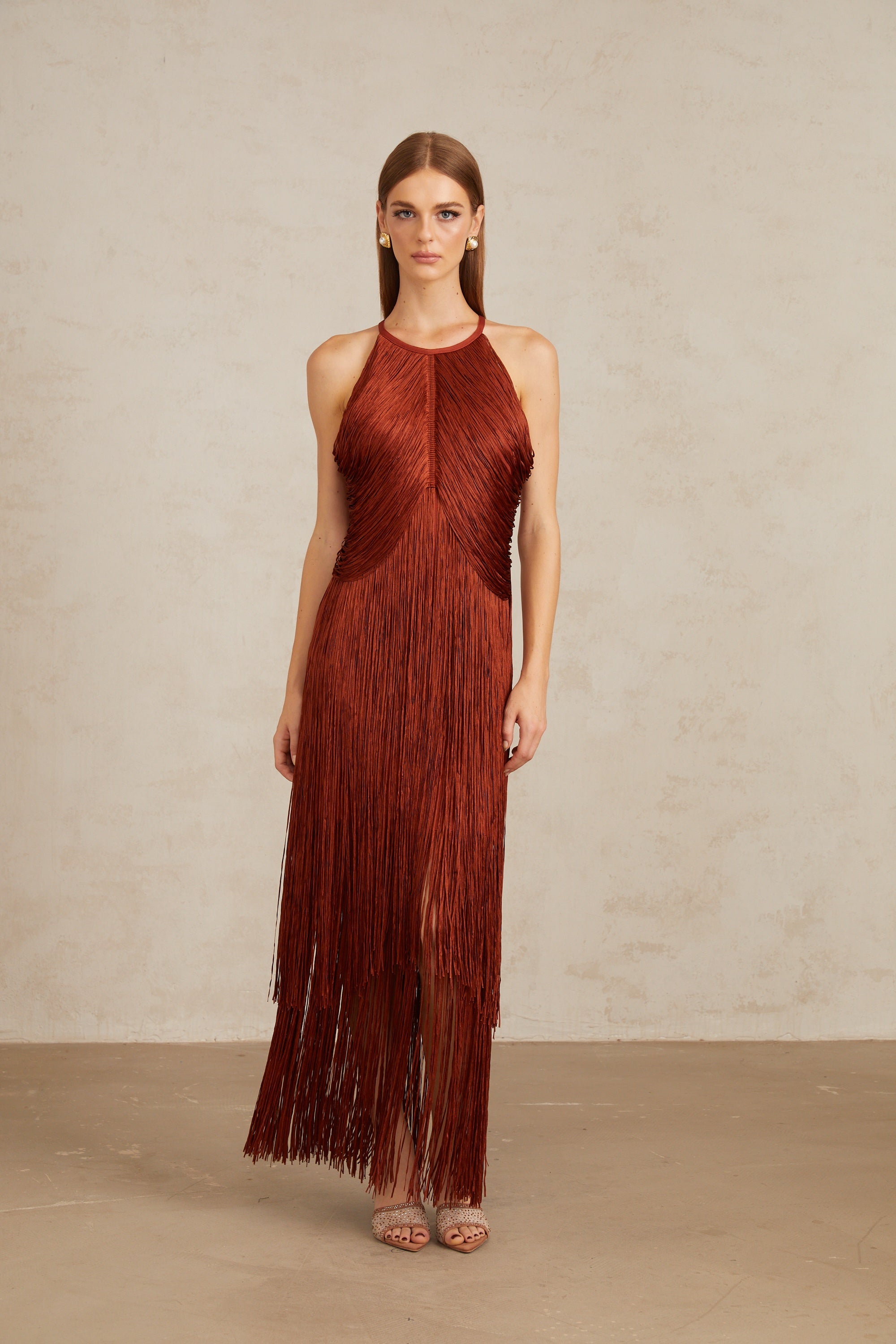 فستان ميليساند ماكسي أحمر صدئ بفتحة رقبة على شكل حرف V مع هامش