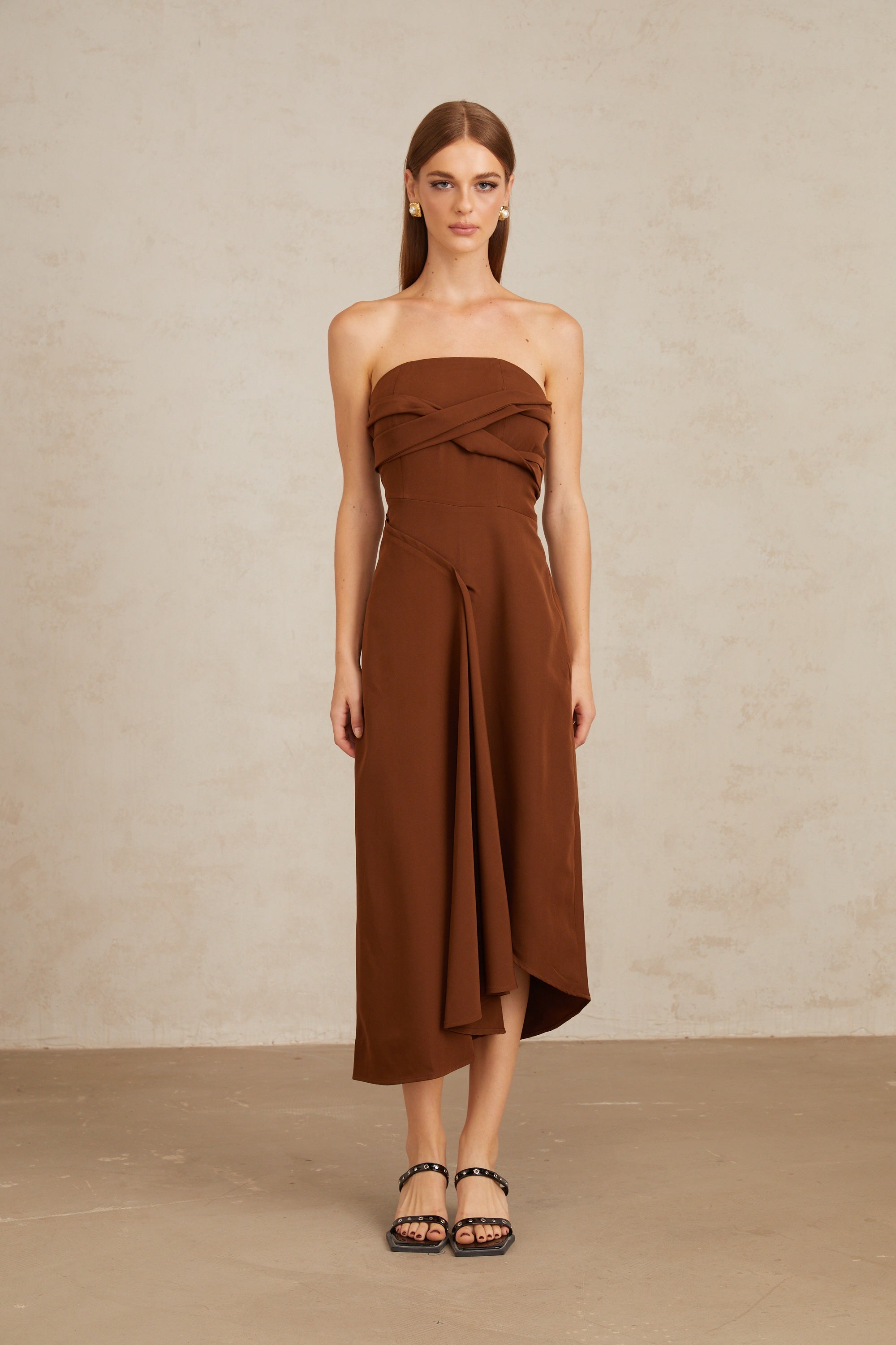 Kyliegh – Braunes, asymmetrisches, schulterfreies Midikleid