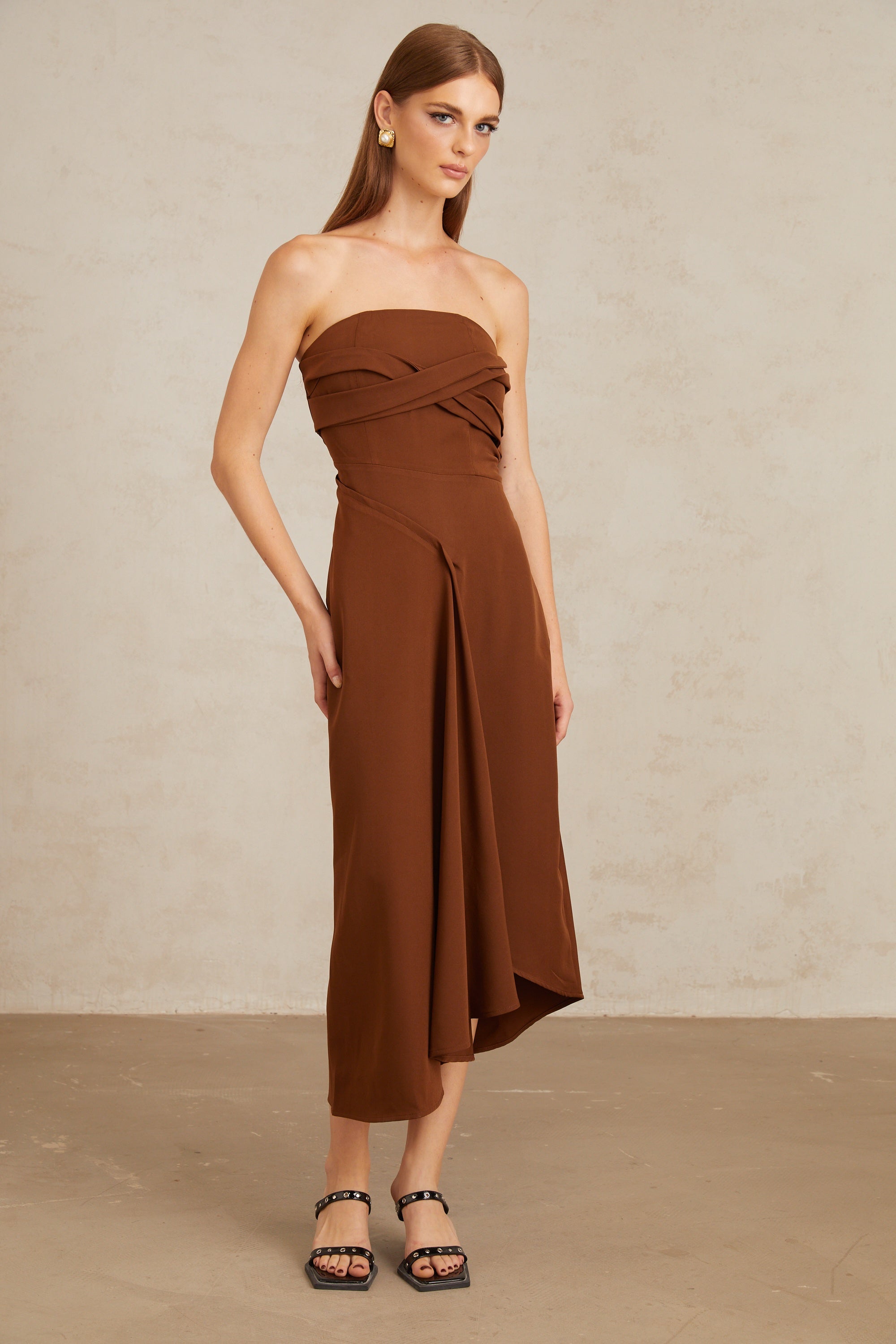 Kyliegh – Braunes, asymmetrisches, schulterfreies Midikleid