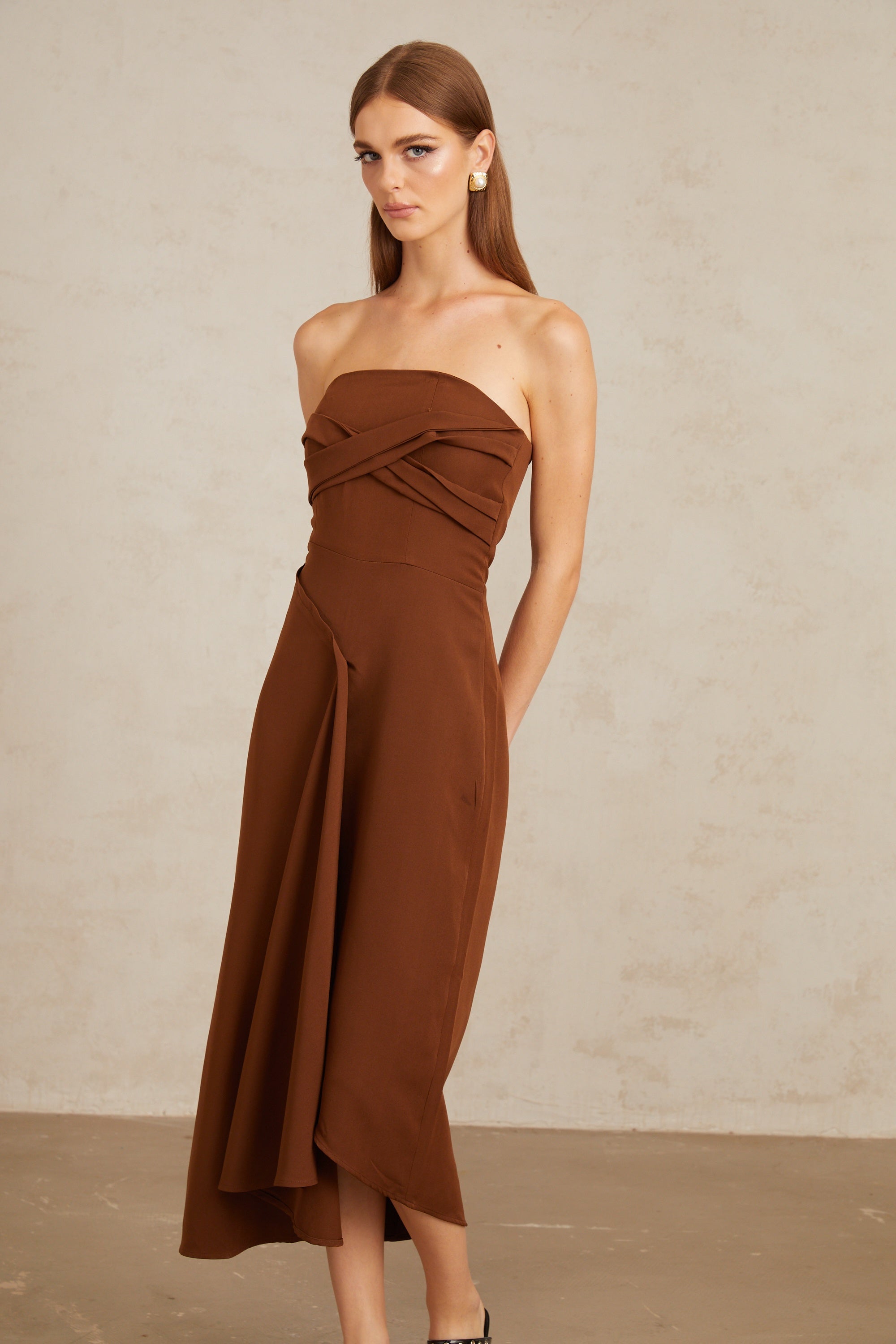 Kyliegh – Braunes, asymmetrisches, schulterfreies Midikleid