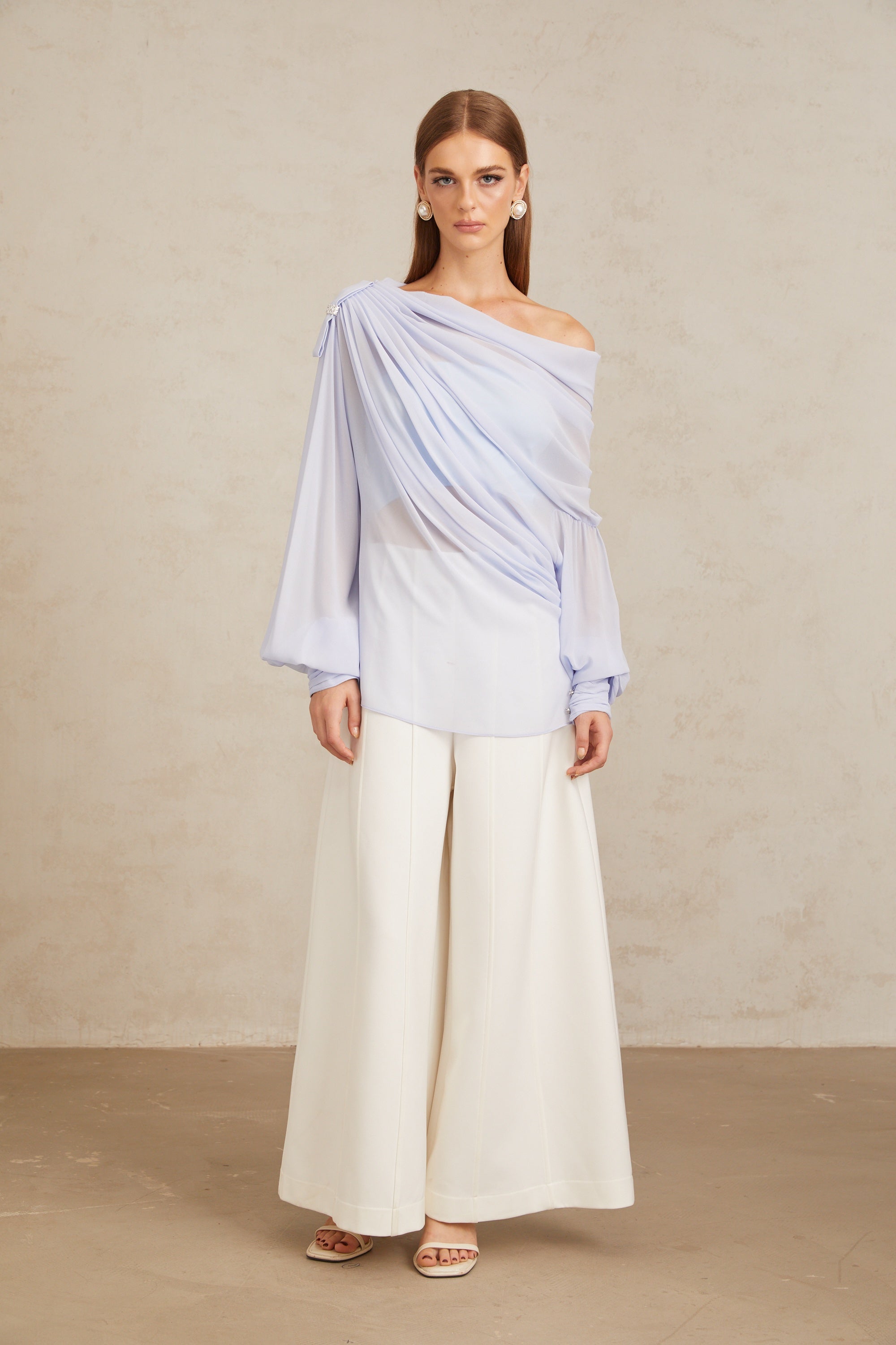 بلوزة ليوني شيفون مزينة بفيونكة وكريستال أزرق